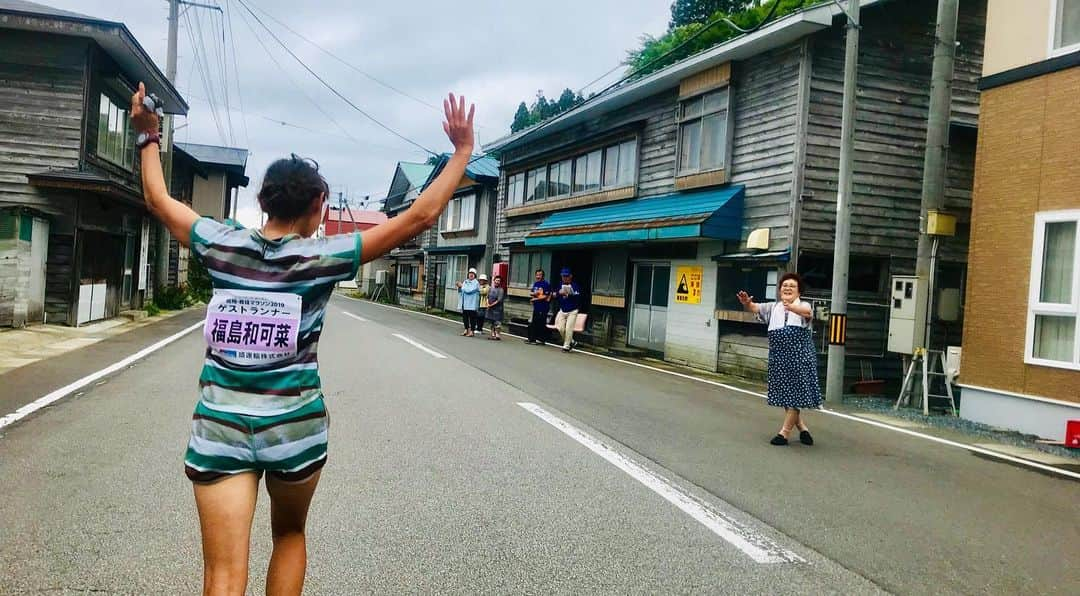 福島和可菜さんのインスタグラム写真 - (福島和可菜Instagram)「✨龍飛・義経マラソン✨  いやぁ～‼️楽しかったぁ～‼️‼️ 🏃今回は姉妹でのゲストランナー🏃 私は12kmのコースで、 舞ちゃんは5kmと2kmのコースを、それぞれ走らせていただきました✋ 12kmはワンウェイになっていて、  海を眺めながら 潮風を浴びながら (ちょっと風が強くて途中でサンバイザーが飛んでしまいましたが（笑）) 気持ち良く港町を走り抜けるコース🥰  街の皆様も応援して下さり、とても温かくアットホームな大会☀️ 地元の函館とも近く、似ている部分もあり、懐かしさを感じながら走りました🏡（笑） ランナーの皆様ともたっぷり交流📸 あっと言う間の12km‼️‼️‼️ (2、3往復くらいしたいなぁ…って思ってしまった😚（笑）) まだまだ走りたーい🎵そんなコースでした🎵  ゴール後も、表彰式や抽選会など、終始楽しい大会🎉サイン会もやらせていただきましたが、たくさんの皆様に並んでいただき、感謝、感激…🥺 今年で11回目を迎えた龍飛・義経マラソン 最高でした🌸また走りたいなぁ…✨ 大会関係者の皆様、 ボランティアの皆様、 声援を下さった皆様、 街の皆様、 並んで下さった皆様、 写真をご一緒していただいた皆様、 ありがとうございました💐 love running❤️ #龍飛 #義経 #マラソン #2019 #ゲストランナー #福島姉妹 #sister #ありがとうございました #また走りたい #アットホーム #大会 #最高 #love #running #marathon #サブスリー #青森県 #thankyou #外ヶ浜町 #海 #ocean #view #🏃 #🌊 #❤」8月11日 18時27分 - fukushimawakana