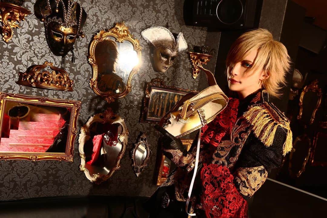 MiA のインスタグラム：「本日より @__candleblum__  とMiAコラボタピオカ、シーシャ販売開始です！ ⚜️⚜️ 涼みながら映えにきてねー！ 店内にある鏡や装飾、仮面などもMiAの私物です  DreamyDolls~candleblum×MiAコラボ~ 8月11日より 期間限定 MiAタピオカ 2000円  MiAタピオカカクテル2100円 (味はお客様の要望に合わせて店長が作ります。) MiAシーシャ3000円 ※ランダム特典付き ※ランダム特典付き 特典一覧 A.非売品シール B.非売品ポスターA C.非売品ポスターB D.非売品フェイスパック E.サイン入りチェキ F.MiAサイン入り私物 #キャンドレ #キャンドレブラム #candleblum  #新宿 #コンカフェ」