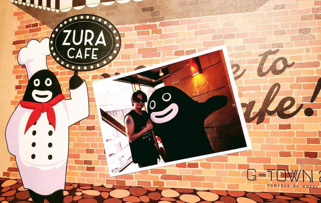 GLAYさんのインスタグラム写真 - (GLAYInstagram)「ZURAに会いにTERUがZURA CAFEにお邪魔してきました。 撮影のお客さんに混じってZURAと記念撮影。 こちらのカフェも19日まで営業中。 元気で可愛いZURAに皆さんも会いに来てください！ #GLAY #TERU #GTOWN #HAPPYSWING」8月11日 18時28分 - glay0525_official