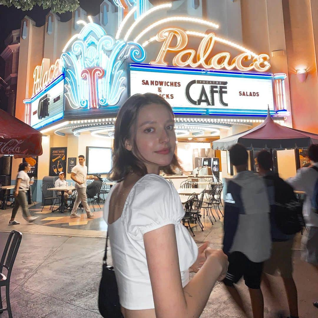 アンジェリーナ・ダニロヴァさんのインスタグラム写真 - (アンジェリーナ・ダニロヴァInstagram)「Took a picture with every neon sign in LA.✨」8月11日 18時28分 - angelinadanilova