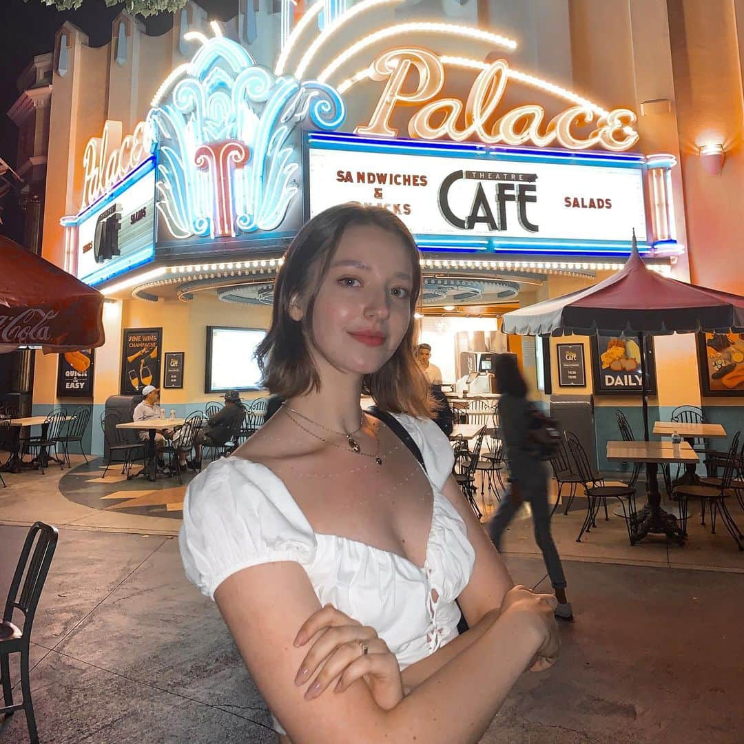 アンジェリーナ・ダニロヴァさんのインスタグラム写真 - (アンジェリーナ・ダニロヴァInstagram)「Took a picture with every neon sign in LA.✨」8月11日 18時28分 - angelinadanilova