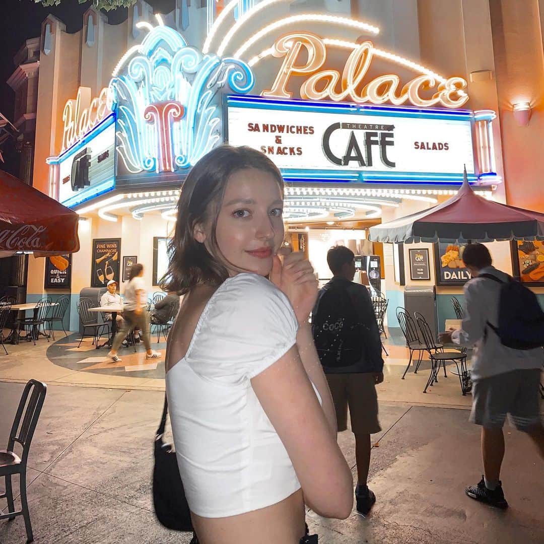 アンジェリーナ・ダニロヴァさんのインスタグラム写真 - (アンジェリーナ・ダニロヴァInstagram)「Took a picture with every neon sign in LA.✨」8月11日 18時28分 - angelinadanilova