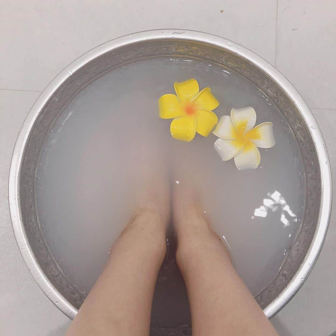 今井美穂さんのインスタグラム写真 - (今井美穂Instagram)「この間ロケで久々にネイルしたら﻿ ネイル熱があがってしまいました😍﻿ ﻿ ハンドは育児中で爪を頻繁に切りたくなっちゃうので、今回はフットネイルのみ✨﻿ ﻿ もう少しサンダルシーズン続くので﻿ 夏らしいカラーデザインに🏖﻿ 足先見るたびにキュン❤️﻿ ﻿ 偶然ご一緒したりなさん😊﻿ ネイリストのともさんとお話し出来て﻿ 楽しい時間でした😆﻿ @nail.eyelash.avi ﻿ #フットネイル﻿ #新潟#ネイルサロン﻿ #Avi﻿ ﻿」8月11日 18時41分 - imaimiho1209