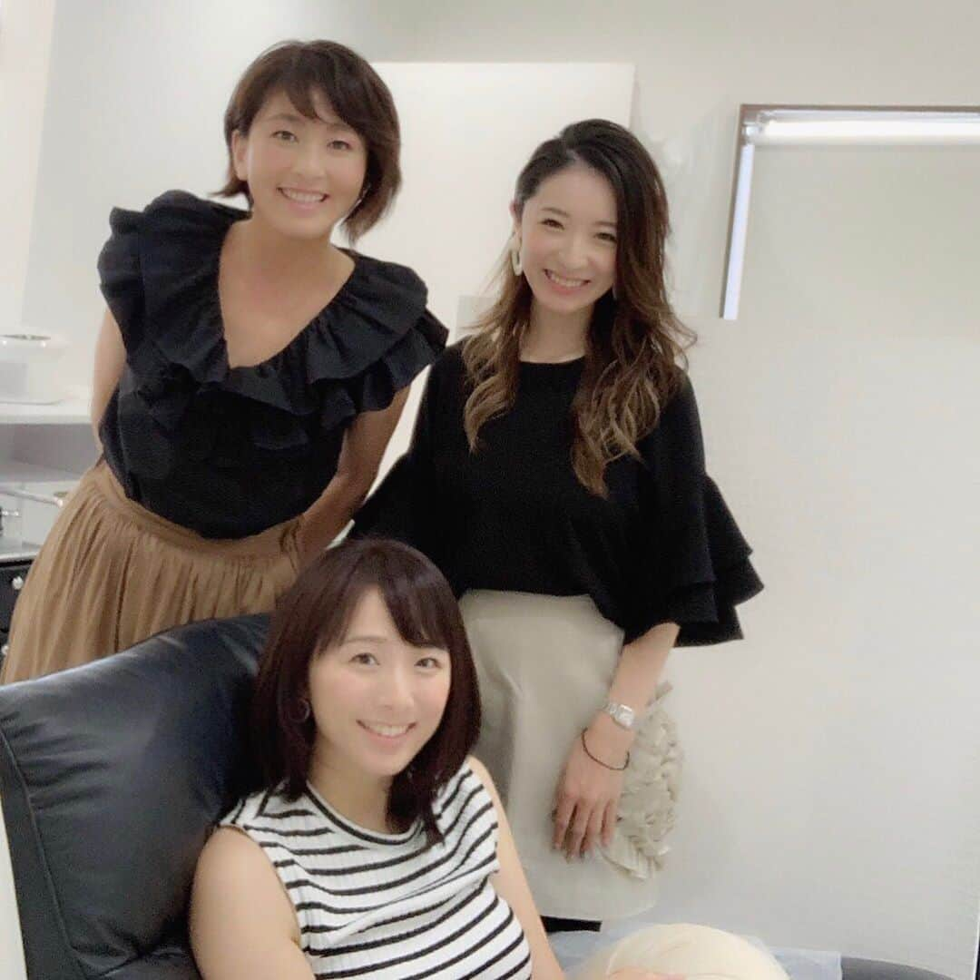 今井美穂さんのインスタグラム写真 - (今井美穂Instagram)「この間ロケで久々にネイルしたら﻿ ネイル熱があがってしまいました😍﻿ ﻿ ハンドは育児中で爪を頻繁に切りたくなっちゃうので、今回はフットネイルのみ✨﻿ ﻿ もう少しサンダルシーズン続くので﻿ 夏らしいカラーデザインに🏖﻿ 足先見るたびにキュン❤️﻿ ﻿ 偶然ご一緒したりなさん😊﻿ ネイリストのともさんとお話し出来て﻿ 楽しい時間でした😆﻿ @nail.eyelash.avi ﻿ #フットネイル﻿ #新潟#ネイルサロン﻿ #Avi﻿ ﻿」8月11日 18時41分 - imaimiho1209