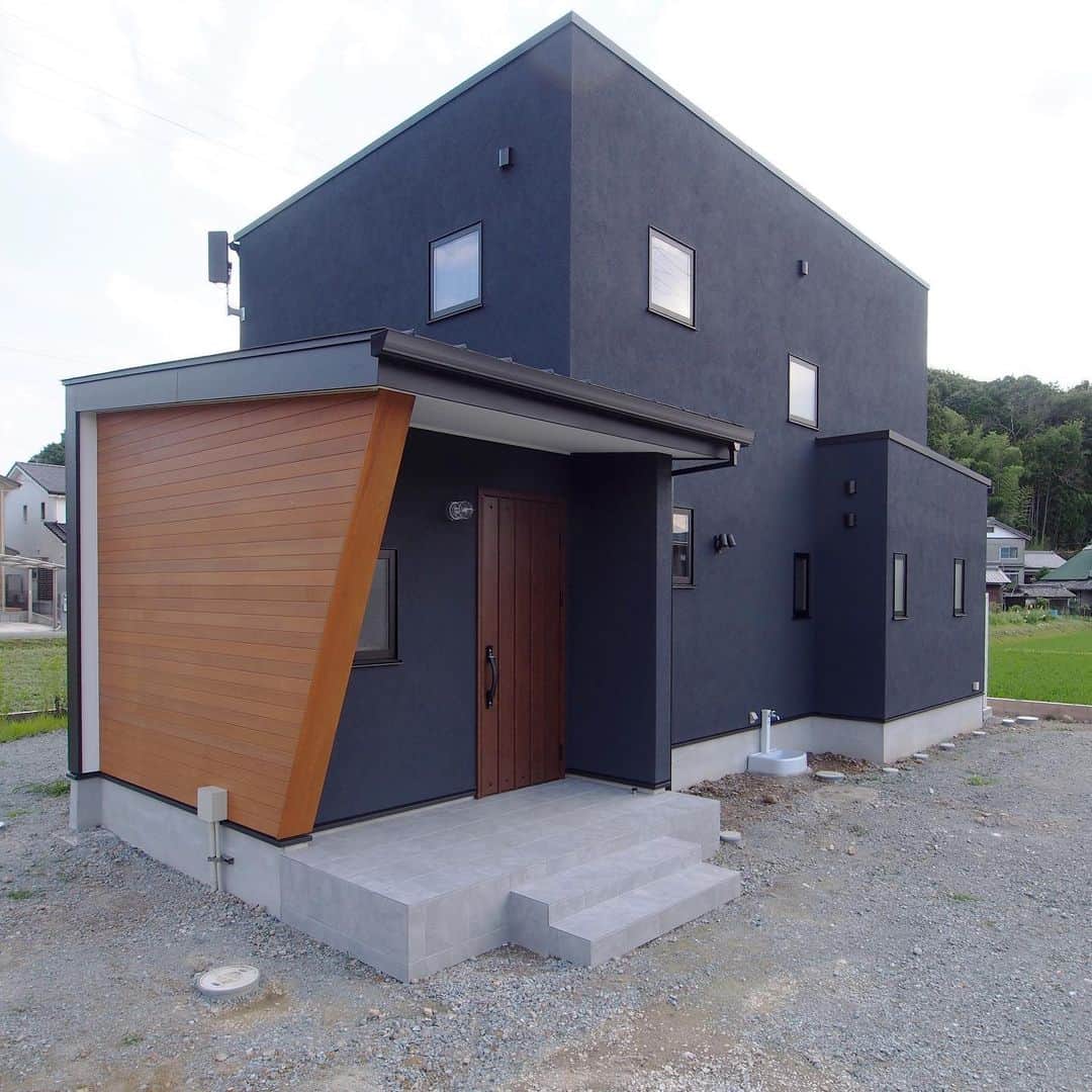 アレッタさんのインスタグラム写真 アレッタinstagram 黒の外壁にレッドシダーの板張りを 施しました 存在感があり パッと目を引くアクセントになっています 施工例をもっとみたい方はこちらから Aletta Himeji ホームページ