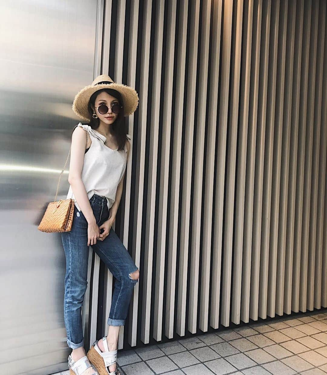 植田せりなさんのインスタグラム写真 - (植田せりなInstagram)「. Outfit of the day🍍 Tops / @room306contemporary  Bottom / @zara  Bag / @maisonvalentino  Hat / @marque_official . . お気に入りのTopsは麻素材で 夏らしく着こなせるアイテム✨ おっちょこちょいな私は、 ネットでこのTopsを2枚頼んでしまった🤣🤣 妹が欲しいとのことだったので プレゼントしました🎁😂 Hatは、みかぷーのBrandでこれまたお気に入り🐚🧡 . . #コーディネート #ファッション #夏コーデ #ハットコーデ  #麻素材 #せりなコーデ  #fashion#fashionista#fashiongram#japan#valentino」8月11日 18時36分 - serina_ueda