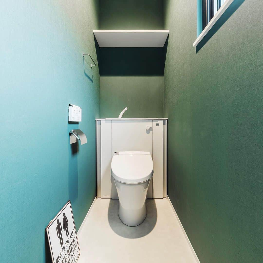 orangehouse （オレンジハウス）さんのインスタグラム写真 - (orangehouse （オレンジハウス）Instagram)「・ toilet ・ ・ 広報チームによる情報発信アカウントSTART @orangehouse_editors ・ ・ #オレンジハウス #オレンジハウス静岡 #オレンジハウス東京 #orangehouse #建築 #インテリア #注文住宅 #architecture #新築 #マイホーム #house #design #住宅 #interior #マイホーム計画 #暮らし #内窓 #myhome #entrance #施工事例 #無垢材 #interiordesign #アクセントクロス #セミオーダー住宅 #トイレ #トイレインテリア #自由が丘 #静岡」8月11日 18時45分 - orangehouse_tokyo