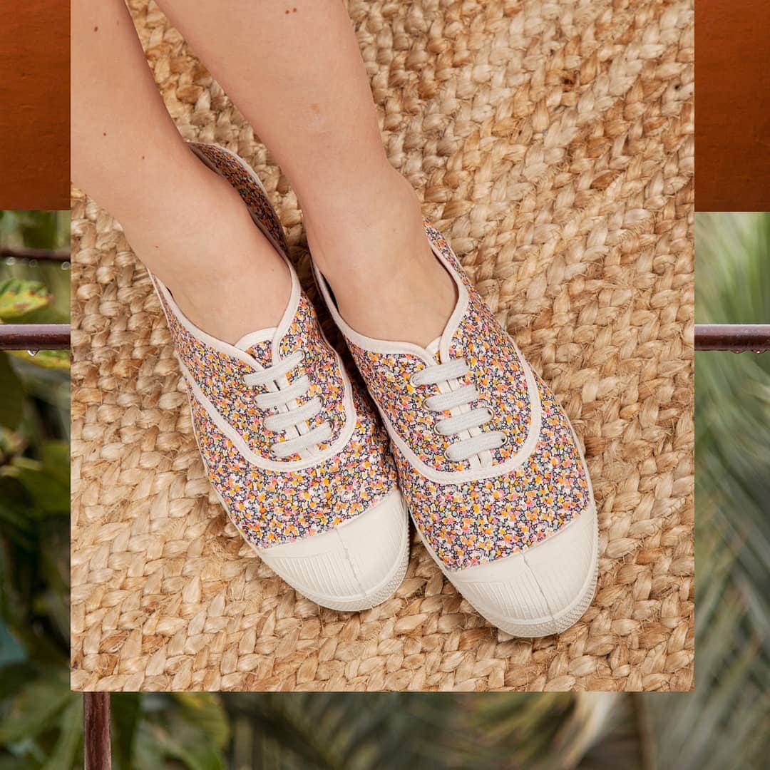 ベンシモンのインスタグラム：「Notre tennis iconique, l'accessoire indispensable de l'été ☀️ À retrouver en ligne et dans nos boutiques 💙 ​🇬🇧 Our iconic tennis, the essential accessory of summer ☀️ ​#bensimon #tennis #summer」