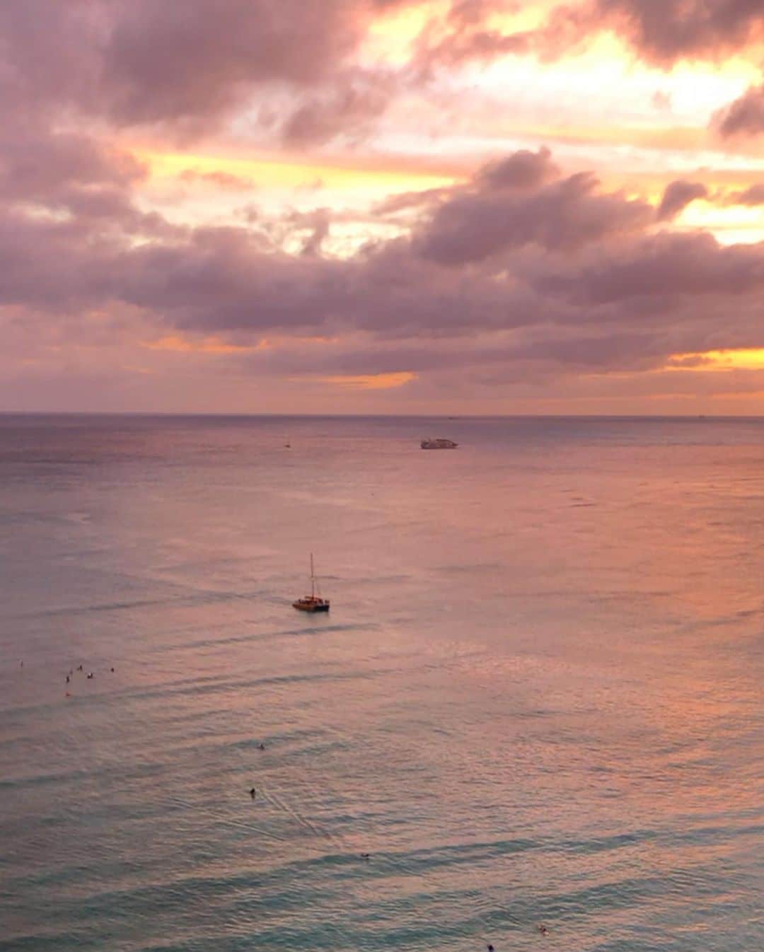 Mihoさんのインスタグラム写真 - (MihoInstagram)「magic hour🍭⛅️ ▶️ sound on📢 何度見てもサンセットタイムが大好き。  今日は見れないだろうなぁって雲に覆われてる日のサンセットは、ピンクやパープルの幻想的な色になることが多いから、いつもドキドキしながら日没を待つ💜💛 ----- #march16mhawaii #Hawaii#yahoojapan #oahu#vlog#waikikibeach#waikiki#honolulu#magichour#waikikibeach#sunset#cottoncandysky」8月11日 18時50分 - march16m