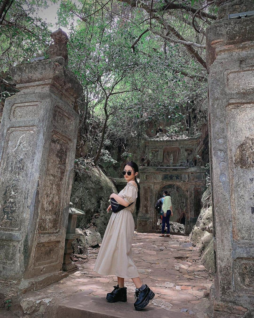 椎名美羽さんのインスタグラム写真 - (椎名美羽Instagram)「153センチの私はどこへ行っても厚底です  #ベトナム#ダナン #パワースポット#家族旅行 #フェチ恋#ギャル#ギャルシンガー #egg」8月11日 18時51分 - miu.miu.singer