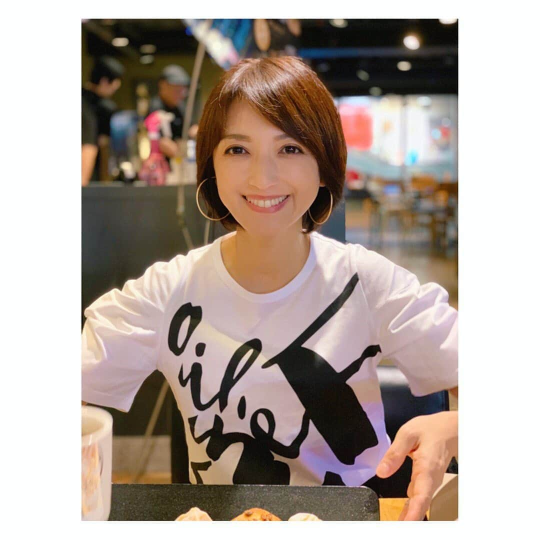 望月理恵さんのインスタグラム写真 - (望月理恵Instagram)「美味しいトースト食べました！  って写ってないけど🤣 #お皿を持ち上げているんですけどね。 #私しか写ってない 友達の気遣い笑 嫌がらせ？笑 楽しいお茶時間✨ #カフェ#トースト大好き #おやつにトースト #買い物に出かけてもお茶の時間が長い #Tシャツ#エレファン」8月11日 18時51分 - mochiee28