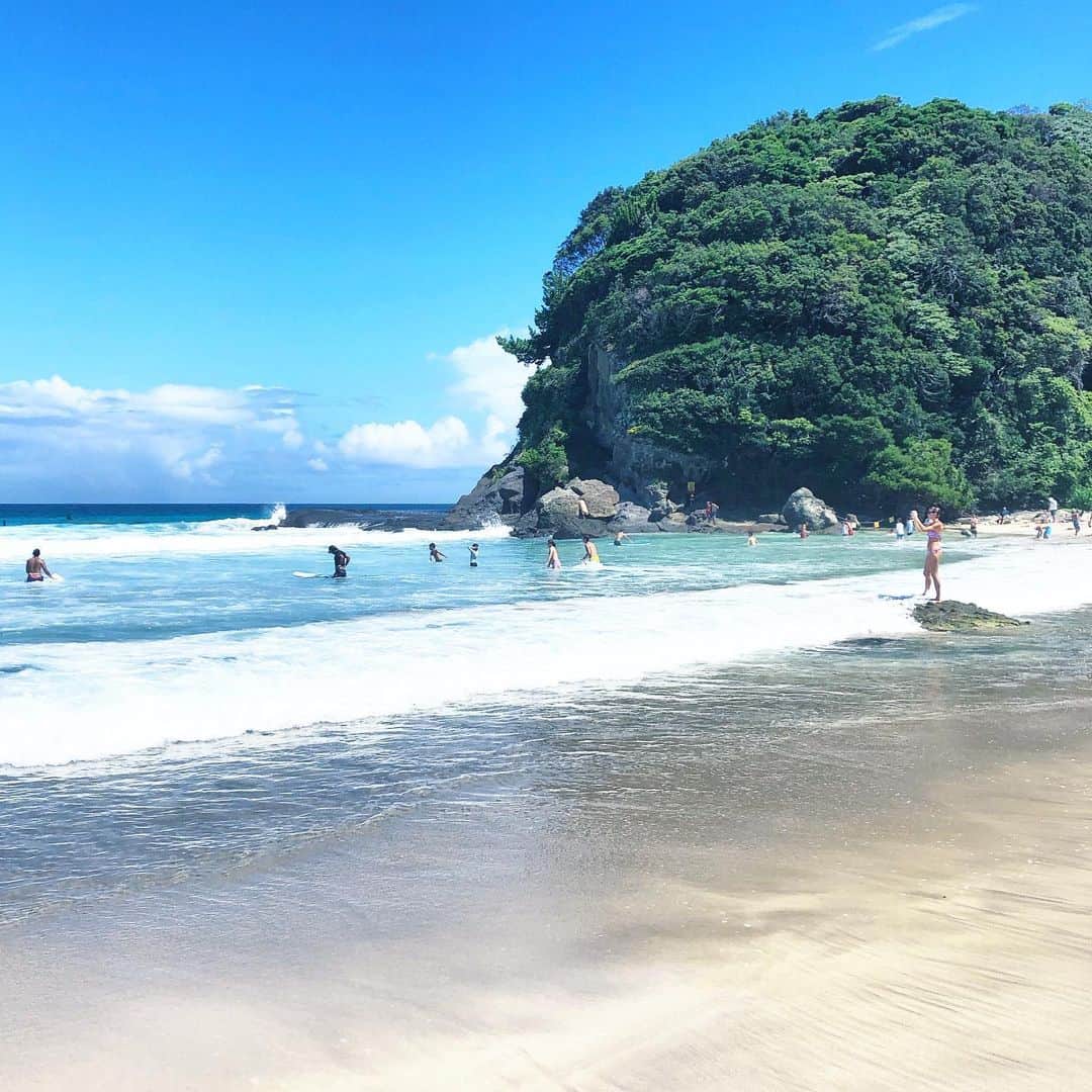 のインスタグラム：「Shirahama Beach.﻿ What nice weather having today☀︎﻿ #shirahama #izu #summertime #summer ﻿ ・﻿ ・﻿ ・﻿ ﻿ お天気サイコー☀︎ ﻿ ﻿ ・﻿ ・﻿ ・﻿ #白浜﻿ #伊豆﻿ #夏休み﻿ #お盆休み﻿ #毎日海」