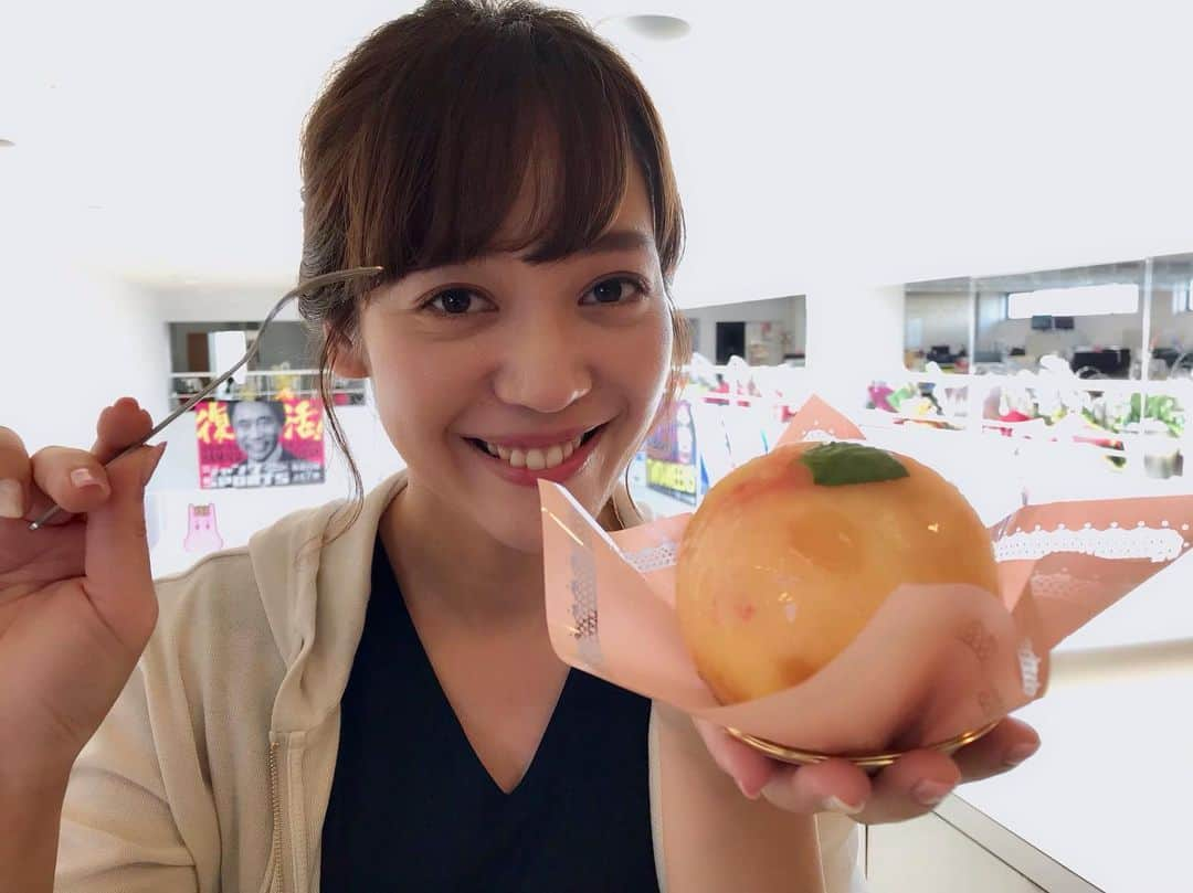 石橋美希さんのインスタグラム写真 - (石橋美希Instagram)「8ぴサタOA後、 特集で紹介した ル・グ・メルヴェイユさんの 「桃のメルバ」を買いに行きました🥰 まるごと桃を1個使った贅沢なスイーツ… 頑張ったご褒美にいかがですか？？ #ご褒美 #罪な味 #撮影したカメラマンと半分こ #桃 #フルーツ #ケーキ #盛岡 #岩手 #めんこいテレビ #アナウンサー #石橋美希」8月11日 18時54分 - miki_ishibashi_mit