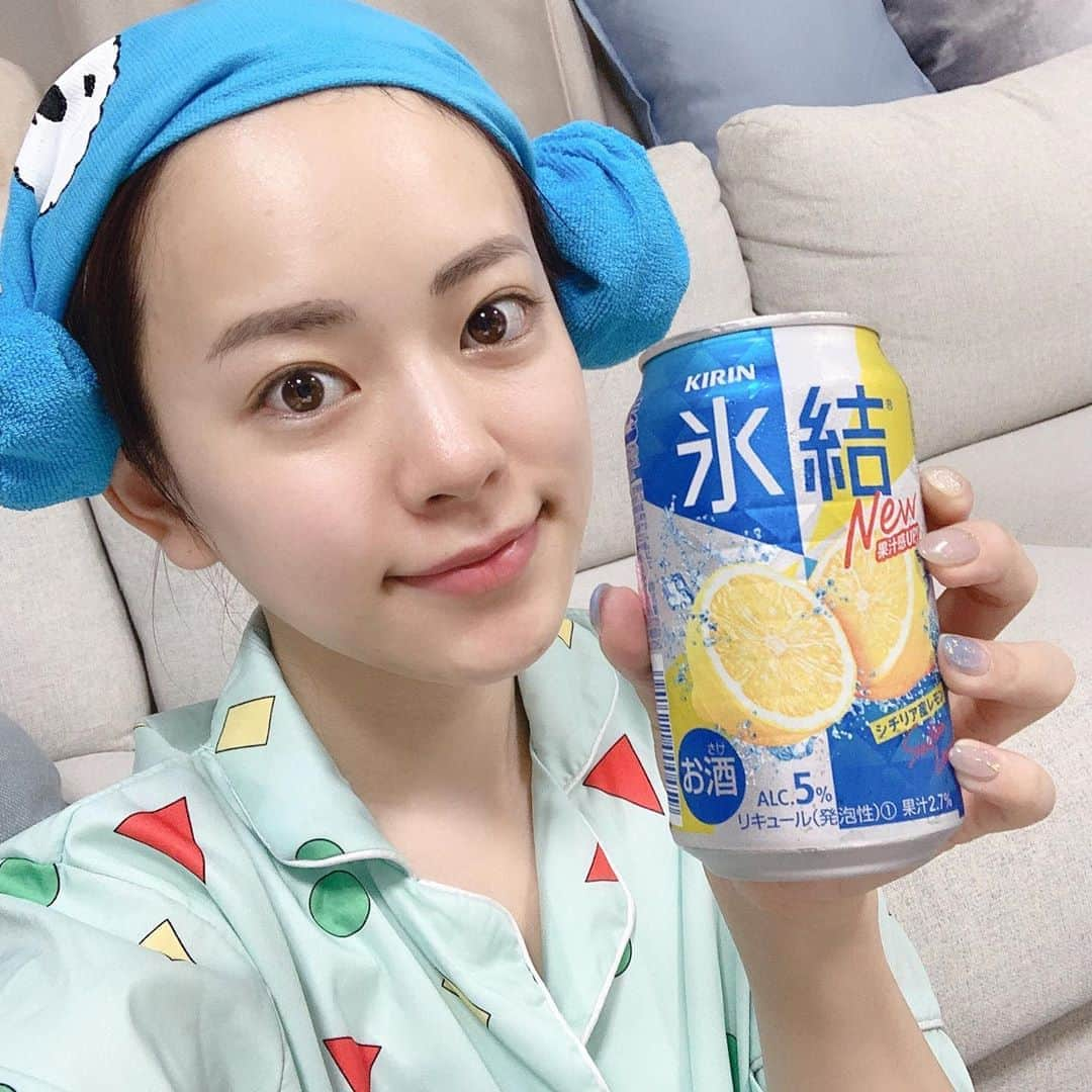 関根理紗さんのインスタグラム写真 - (関根理紗Instagram)「お酒の進む季節到来ですよ!!! 風呂上がりの氷結シチリア産レモン、このスッキリしたレモンの味たまらん!!!最近飲むのレモンばっかり!!スッキリしてるから食事との相性もバッチリ!!BBQとか夏祭りとか!!最高だぜ!!みんな!!!飲んでる?! #あっつい夏にはスッキリレモン #氷結レモン #PR」8月11日 19時07分 - sekine.risa