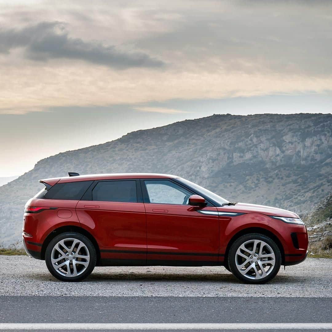 Land Roverさんのインスタグラム写真 - (Land RoverInstagram)「New #RangeRover #Evoque – instantly recognisable yet endlessly captivating. Search “new Range Rover Evoque” to explore its evolved design.  #LandRover #CompactSUV #Design #Carsofinstagram #4x4 #Luxury #Instadesign #Elegance #SustainableStyle #SustainableLiving #SustainableLuxury」8月11日 19時00分 - landrover