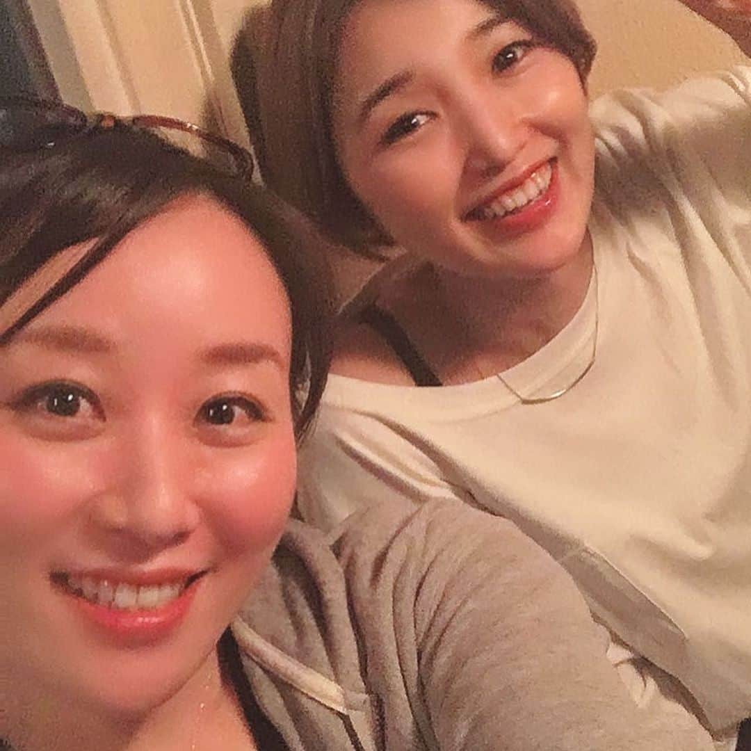 祐澄しゅんのインスタグラム：「数日前にこの子と会いましたよ！ また大人っぽくなってた😆 いーーーっぱい話して、2時間くらいで短かったけど、超〜楽しかったなぁ。 まゆちゃんの同期の子のリサイタル？で関西上陸しているようです。(本番は昨日だったかな…見たかった方ごめんなさい😣) 下級生時代一緒に頑張っていた人達ってやっぱりいいな✨そして体力的な事や飲める持久力とか理解あるし🤣またいつでも連絡してね〜 #元花組 #後輩 #鳳真由ちゃん #祐澄しゅん #最近のアプリは凄いね #これ元気出る w」