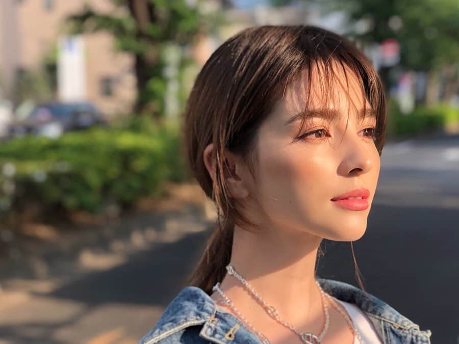 のインスタグラム：「私がミューズをつとめさせてもらっている﻿ ソフィーナの美白UV乳液から増量ボトルがでました!!﻿ ﻿ この時期は1日中外にいると日差しもお肌の乾燥も気になるけど、﻿ この美白UV乳液でたっぷりケアして日中も夕方もしっかりキレイな肌に👌🏼 ﻿ ﻿ 皆さんも是非チェックしてみてください ♡﻿ ﻿ #sofina#sofinabeaute#UV乳液#ぬけがけ美容#PR﻿」