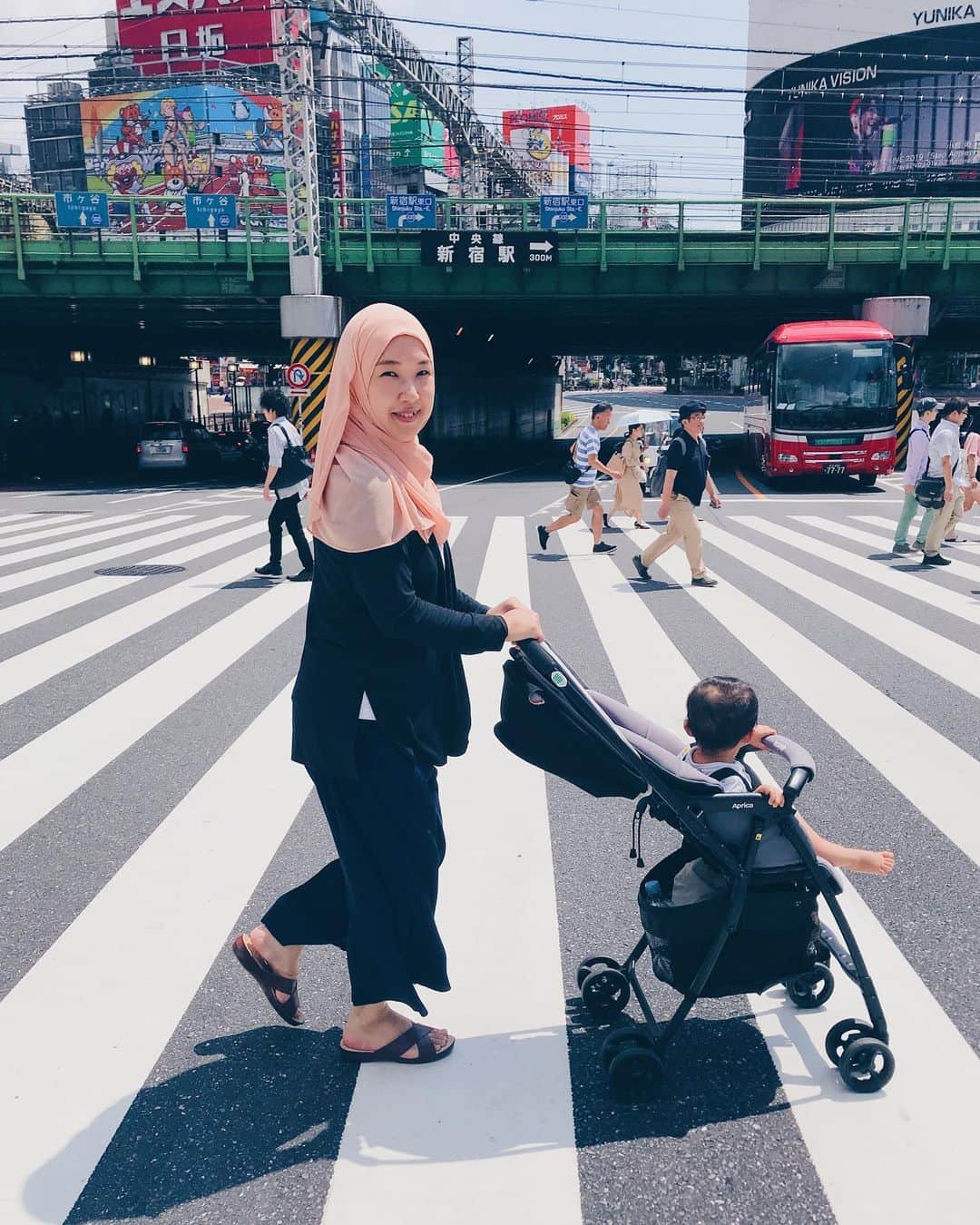 Risa Mizunoのインスタグラム：「Selamat Hari Raya Aidil Adha❤️ I just want to share with you life in Japan as Muslimah. I heard that some people might exaggerate to say Muslim in Japan has full of difficulties and always been isolated from society but I believe not all Muslim in Japan is like that. For example, even I need to face the fact that my families are not Muslim but I always don’t lose my hope on them. All I can do is doa and treat them with the way Islam teaches me which actually make my family relationship better than before. Alhamdulillah. Of course, there are hard times requires a lot of patience, efforts and time but for me, Japan society treat me fair. Even it’s hard I believe the efforts that we make will be paid off either here or in Akhirat in sha Allah. So please include us in your prayer for an easier and meaningful journey 🙏✨ #japanesemuslim #japanesemuslimah #muslim #muslimah #japan #tokyo #shinjuku #japanese #muslimahtokyo #hijab #travel #japantrip #tokyotrip #traveljapan #japanlife #🇲🇾 #🇯🇵 #teamraya」