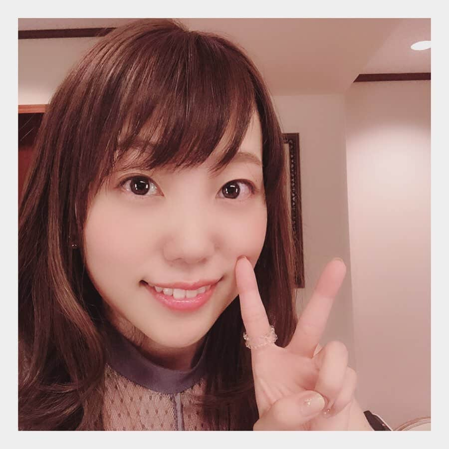 小原好美さんのインスタグラム写真 - (小原好美Instagram)「GAME SYMPHONY JAPAN 55th CONCERT無事に終わりました〜！ 来て下さった皆様も、見て下さった皆さんもありがとうございました♫  緊張したし、聴こえてくる演奏見たくて何度も振り返りたくなる気持ちと闘いながら平然を装ってましたww  でもちゃんと「しろは」を演じれて良かった。 そして改めて音楽の素晴らしさを肌で感じました。 人生でこんな経験もう無いかもしれない…。 とっても幸せな時間でした！  演奏中、「ここちゃんだぁ」「めっちゃ緊張してるw」「小原さんどうも〜」といったあたたかい視線、とても感じていましたw ありがとぉぉ。緊張したよぉ。笑  とうとう我慢出来なくてトークパートは元の小原でしたねw 席を立った皆さんも慌てて戻って来てくれて嬉しかったです❤️ 素晴らしいコンサートだけど、どこかアットホームな空間で私はとても良い思い出になりましたよ。  お手紙ありがとう！！お花もとっても嬉しかったです。 せっかくなので少し頂いて、お家で飾りたいと思います♫ありがとっ！ ※嬉しかったのでお花に刺してあったらプレートをぶんぶん振ってますw  綺麗な格好で少し背伸びをした小原なのでした(*´꒳`*) 本当にほんとにありがとうございました〜！ #コンサートでご一緒した皆さん #優しくて優しくて幸せな空間 #舞台裏でも演奏家の皆さん優しいんだよ #全ての皆様ありがとうございました #皆さん来てくれてありがとう #コメントもありがとうございます #サマポケ」8月11日 19時03分 - konomi_kohara0628