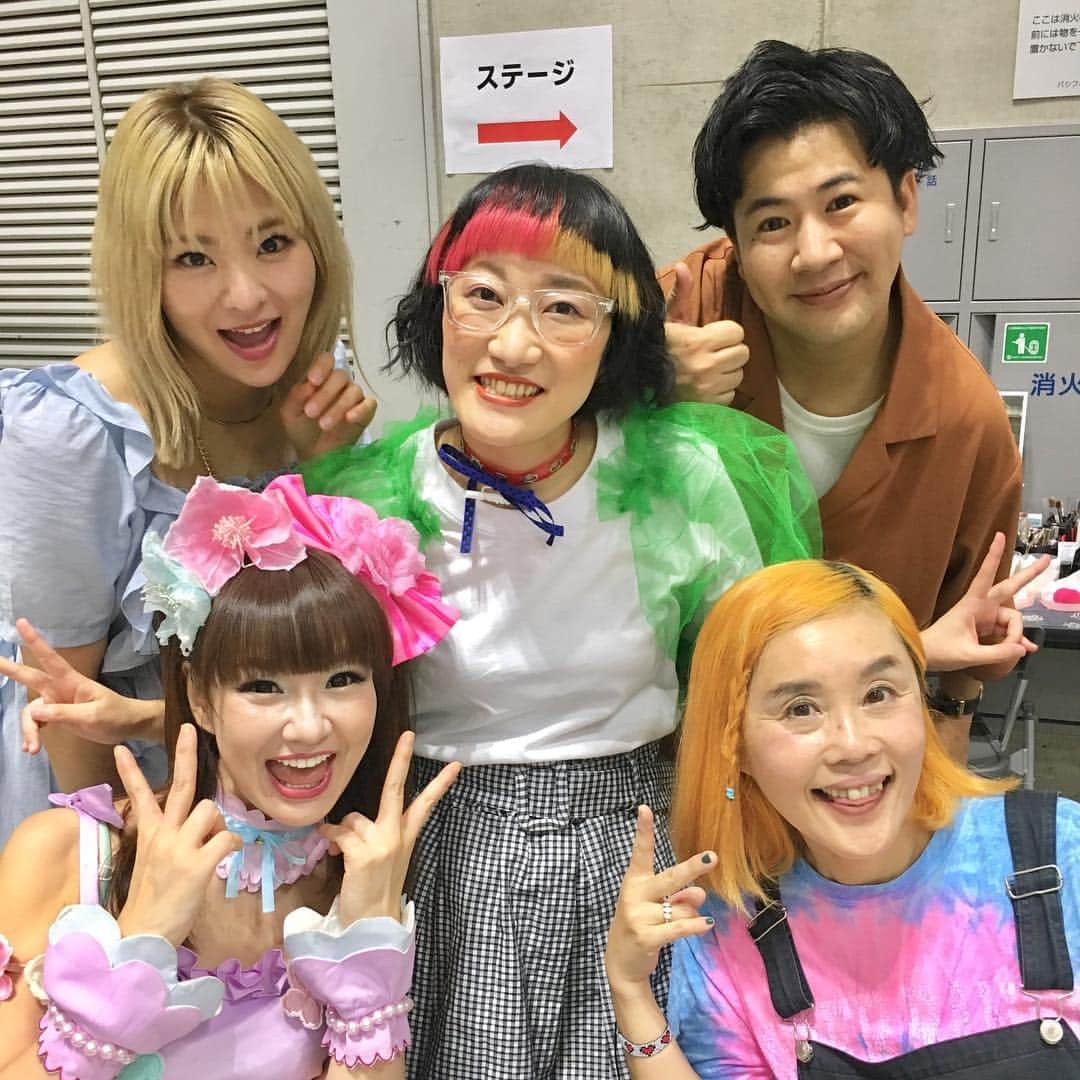 松浦志穂のインスタグラム：「吉本坂46の2ndシングル握手会🤝ありがとうございました！朝から全力でやり切ったよー😋😋とってもカラフルな写真と野沢さん、さゆりさんがゲキ褒めしてくれたお気に入りのシャツ🥰🥰そして全握ペアのよし子ちゃんことりぽぽ🥰🥰次は来週の京都🏯🍵皆さまおいでやす〜 ・ #吉本坂46 #スイートMONSTER #握手会 #パシフィコ横浜」