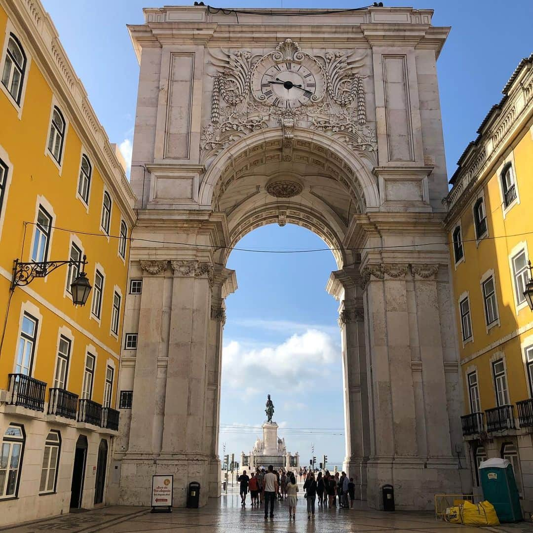 中山由香のインスタグラム：「・ ・ ポルトガル 懐かしい街だった🇵🇹 カステラの原型らしい パォン・デ・ロー 一口で思い出に残る甘さ🇵🇹笑 ・ ・ #portugal#lisbon#pracadocomercio #週末旅行#ちゃんゆか#夏休み#中編」