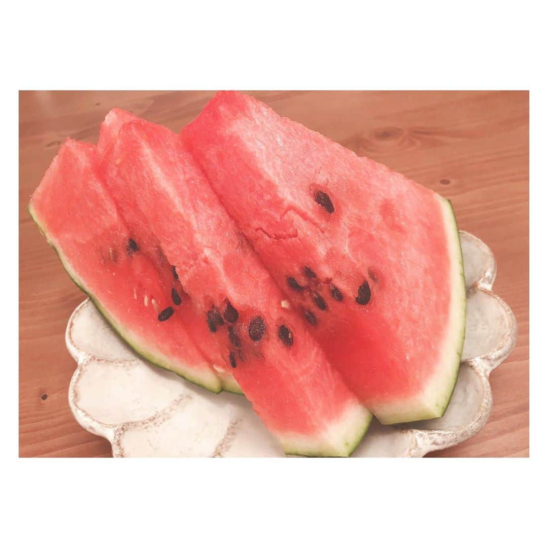 川栄李奈さんのインスタグラム写真 - (川栄李奈Instagram)「あっという間に8月✌︎ 冷えたフルーツが美味しい🍇🍉 たくさん食べて暑い夏を乗り切りましょう！ ネイルがぶどうと被りました。」8月11日 19時11分 - rina_kawaei.official