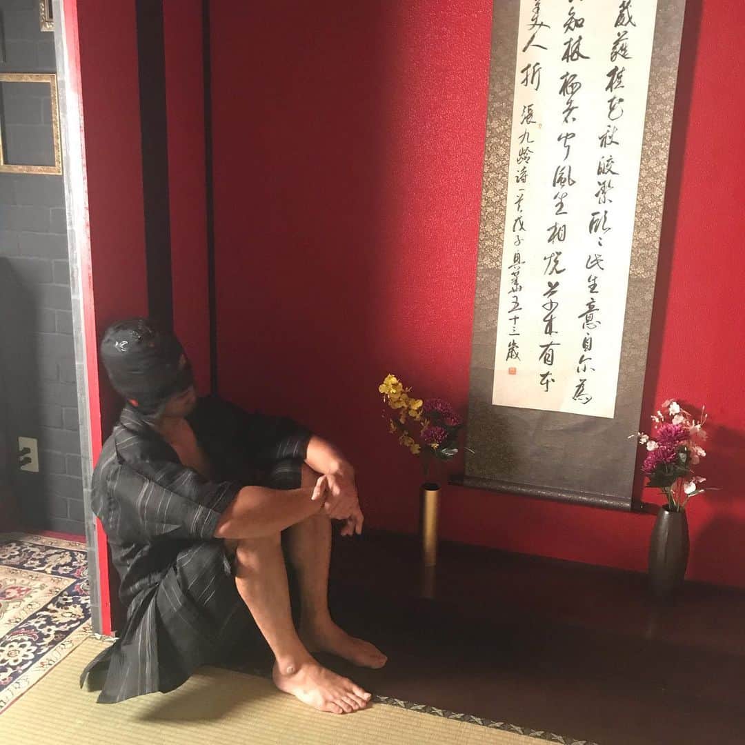 盗撮　体育 政宗さんのインスタグラム写真 - (政宗Instagram)「部屋で #体育座り しているところ 盗撮された #プライバシー侵害 だよー でもこの  #角がシックリ 来るんだよ クーラーの風来なくて暑いけど シックリ来るの」8月11日 19時13分 - masamune___date