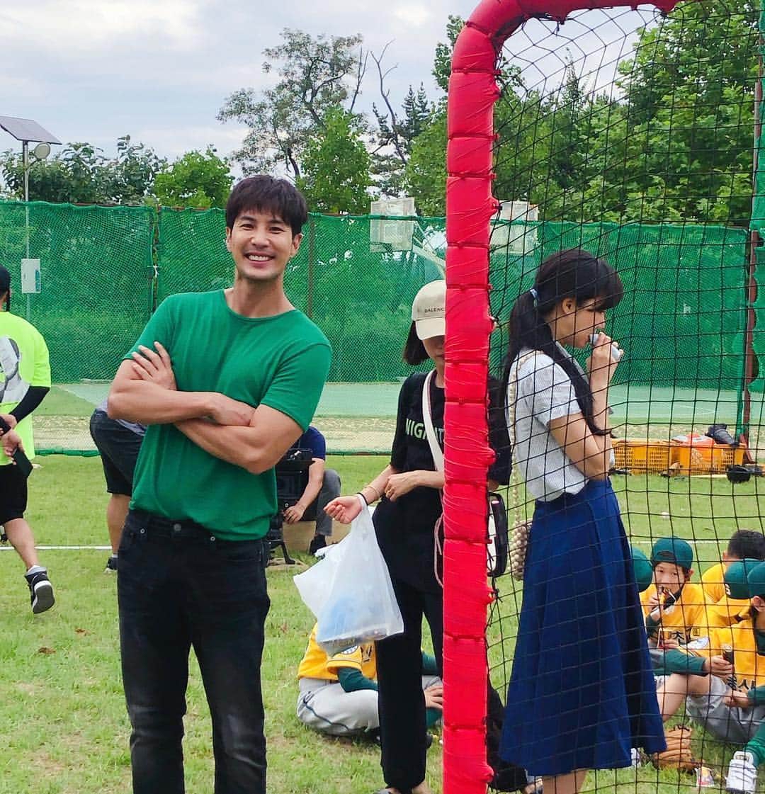 キム・ジソクのインスタグラム：「. 드디어 찍었다🙌🏻공배우님과💕 #동백꽃필무렵 🌺」