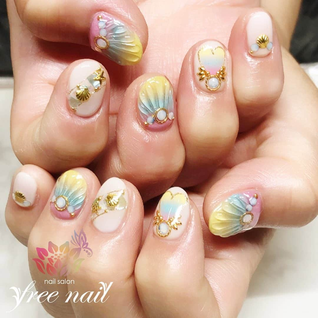 ネイルアーティストRYさんのインスタグラム写真 - (ネイルアーティストRYInstagram)「. マーメイドネイル💅🏻🧜🏻‍♀️✨ . 人魚の鱗🐚💛💗✨ . #ネイリスト #ネイルアーティスト #ネイルアート #ネイルチェンジ #ネイルサロン #自宅ネイルサロン #大阪ネイルサロン #ネイルパーツ  #ネイルスクール #ネイル動画 #ジェルネイル #ネイルデザイン #マーメイドネイル #貝殻ネイル #人魚の鱗 #人魚の鱗ネイル #ハートネイル #スタッズネイル #ドロップネイル #グラデーションネイル #イエローネイル #ピンクネイル #デザインネイル #トレンドネイル #シンプルネイル #人気ネイル #夏ネイル #サマーネイル #美甲 #日式美甲」8月11日 19時21分 - nail_artist_rm