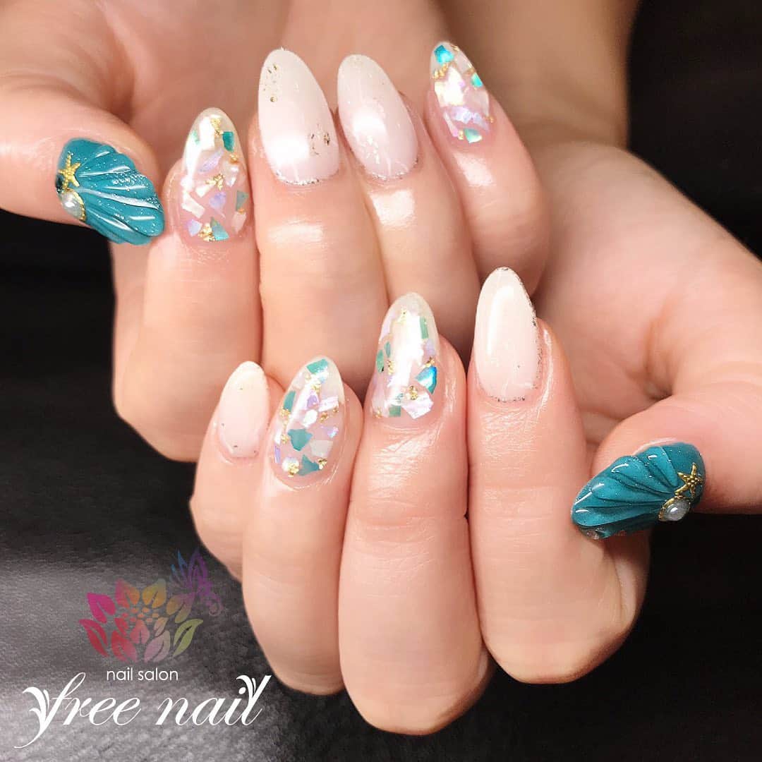 free nail フリーネイルのインスタグラム：「. お客様ネイル💅🏻🌊✨ . マーメイドネイル🧜🏻‍♀️💕 . Best Summer Nailsは 人魚の鱗ネイル🧜🏻‍♀️🐚⭐️ . ご来店ありがとうございました🙇🏻‍♀️🙇🏻‍♀️🙇🏻‍♀️💗 . #ネイル #フリーネイル #ネイルアート #ジェルネイル #ネイルサロン #大阪ネイルサロン #ネイルデザイン #ネイルチェンジ #サマーネイル #マーメイドネイル #人魚の鱗 #人魚の鱗ネイル #シェルネイル #大理石ネイル #ホワイトネイル #グリーンネイル #デザインネイル #トレンドネイル #おしゃれネイル #人気ネイル #夏ネイル #美甲 #日式美甲 #summernails #nailsart #nailsalon #nailsdid #newnails #newnail #freenail」