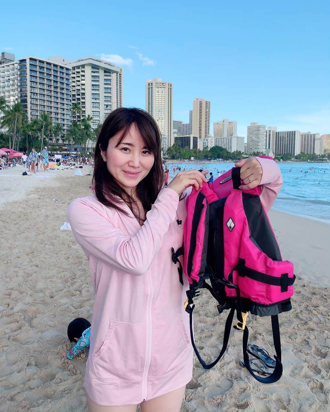 Miku Hirata 平田未来さんのインスタグラム写真 - (Miku Hirata 平田未来Instagram)「楽しみだった海に来たよ🏖 でも、#海のそなえ で学んだことを生かして⁈ 波打ち際のあたりで遊んだよ😊💚 * 夕暮れどきでも、海もプールも楽しいし、 けど波の動きも変わると学んでいたので じーっと海を見ていました🏖 * 綺麗な景色、子供も楽しそうで良かったです✨ たくさん動画と写真撮りました😊🌻 * ライフジャケットは、モンベルです😊💚 またアップします&お仕事メッセージ大丈夫です🙆‍♀️ * * #海と日本プロジェクト #そなえて海に行こう #ライフセーバーのいる海 #そなえ #ライフセーバー #海の危険 #水の危険 #ライフジャケット #ライフジャケット着用 #montbell #モンベル #ハワイ旅行 #子連れハワイレポ  #ワイキキビーチ #ワイキキビーチ🌴 #ロイヤルハワイアンホテル #シェラトンワイキキ #シェラトンワイキキのプール #水着コーデ #いいね返し」8月11日 19時23分 - miku.hirata