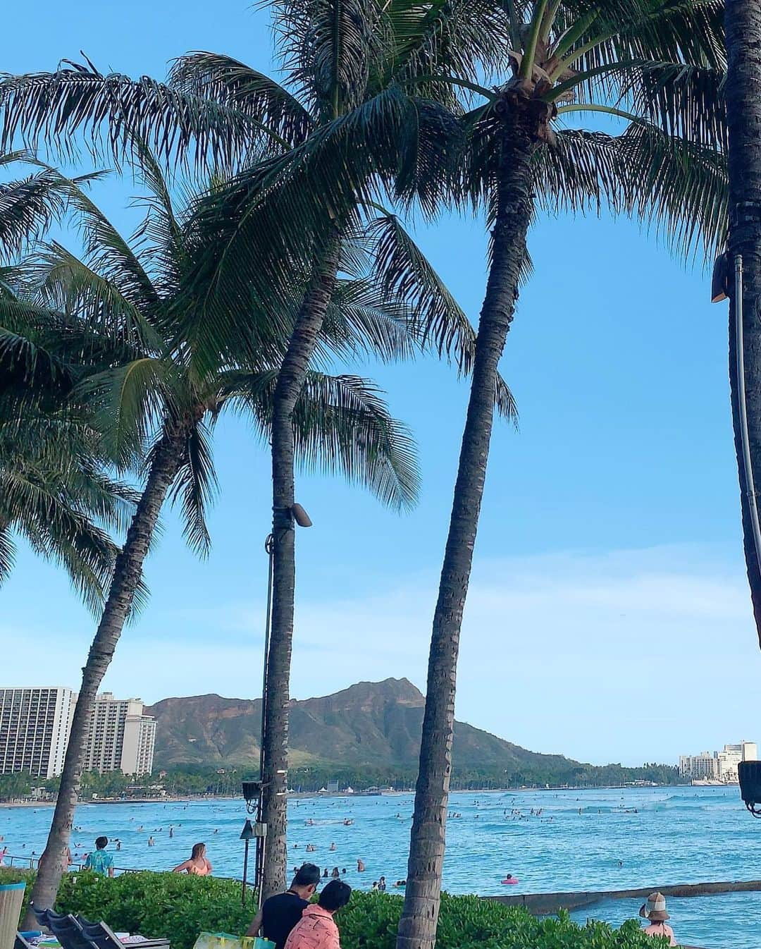 Miku Hirata 平田未来さんのインスタグラム写真 - (Miku Hirata 平田未来Instagram)「楽しみだった海に来たよ🏖 でも、#海のそなえ で学んだことを生かして⁈ 波打ち際のあたりで遊んだよ😊💚 * 夕暮れどきでも、海もプールも楽しいし、 けど波の動きも変わると学んでいたので じーっと海を見ていました🏖 * 綺麗な景色、子供も楽しそうで良かったです✨ たくさん動画と写真撮りました😊🌻 * ライフジャケットは、モンベルです😊💚 またアップします&お仕事メッセージ大丈夫です🙆‍♀️ * * #海と日本プロジェクト #そなえて海に行こう #ライフセーバーのいる海 #そなえ #ライフセーバー #海の危険 #水の危険 #ライフジャケット #ライフジャケット着用 #montbell #モンベル #ハワイ旅行 #子連れハワイレポ  #ワイキキビーチ #ワイキキビーチ🌴 #ロイヤルハワイアンホテル #シェラトンワイキキ #シェラトンワイキキのプール #水着コーデ #いいね返し」8月11日 19時23分 - miku.hirata