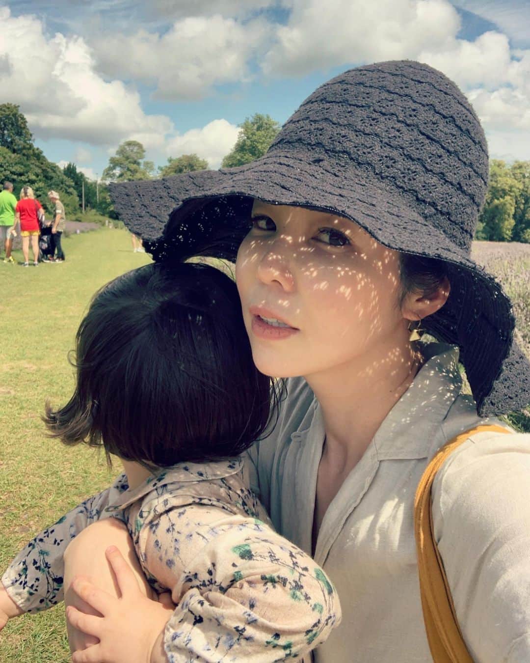 MEGのインスタグラム：「ファームでアイスクリームに寄ってきた🐝をみてから、娘が面倒がらず自ら歯磨きをしたいと言うようになった。 うちの母が「甘いの食べたらすぐ歯磨きしないとムシさん(虫歯菌の意味)がくるよ」と娘に何度も言っていたのを、未だにあのサイズの虫も含まれると何となく思っている節があった。リアルに🍦をつついていた🐝をみて、やばいと思ったらしい、笑。 まあ、歯磨きが自然に習慣化するまでもう少しぼんやりさせとこ。#２歳半」