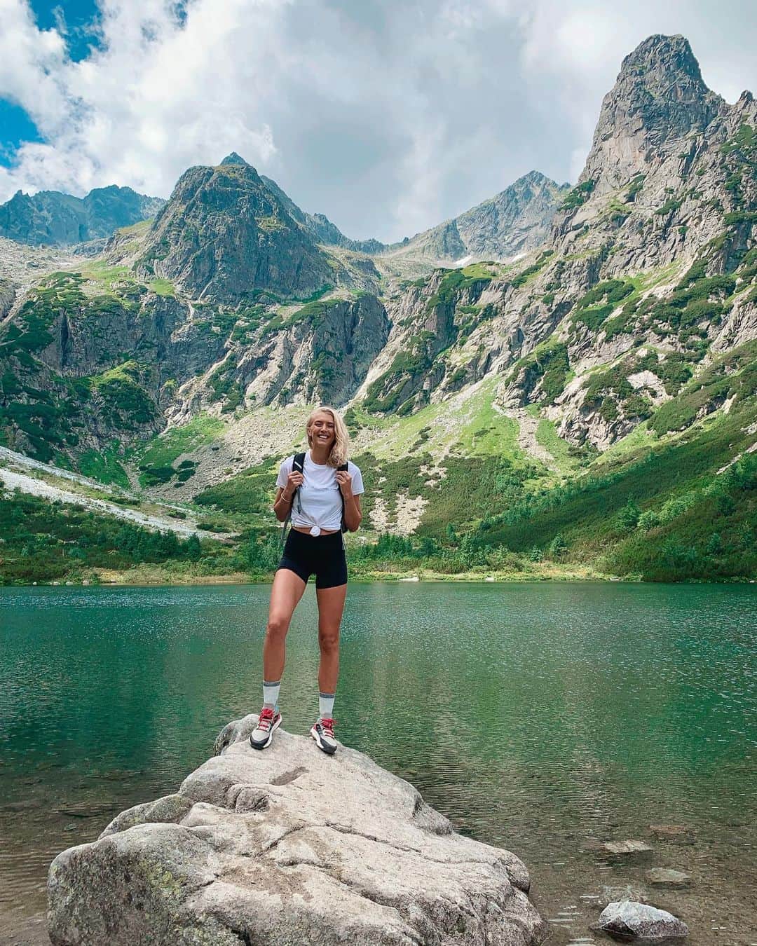Zanna Van Dijkさんのインスタグラム写真 - (Zanna Van DijkInstagram)「Slovakia, thank you for the soul food 😍 I’m an outdoorsy girl trapped in the London world and escaping to nature brings me SO much joy 🌎 I remember my parents used to drag me on hikes every week when I was younger and I moaned the whole time (typical teenager) 😂 Fast forward 10 years and all those rainy days in the Yorkshire moors rubbed off on me - now I can safely say hiking is my favourite activity 🥾 This past this weekend in Slovakia with @healthychefsteph has been everything I didn’t even realise I needed. Going deep into the mountains feels like coming home 🥰💙 #mountainporn #getoutdoors #greatoutdoors #hikergirls #girlswhohike #hikelife #hikingadventures #hightatras #beautifulslovakia #thisisslovakia #exploremore #wanderlust #poweredbyplants #plantpowered」8月11日 19時28分 - zannavandijk