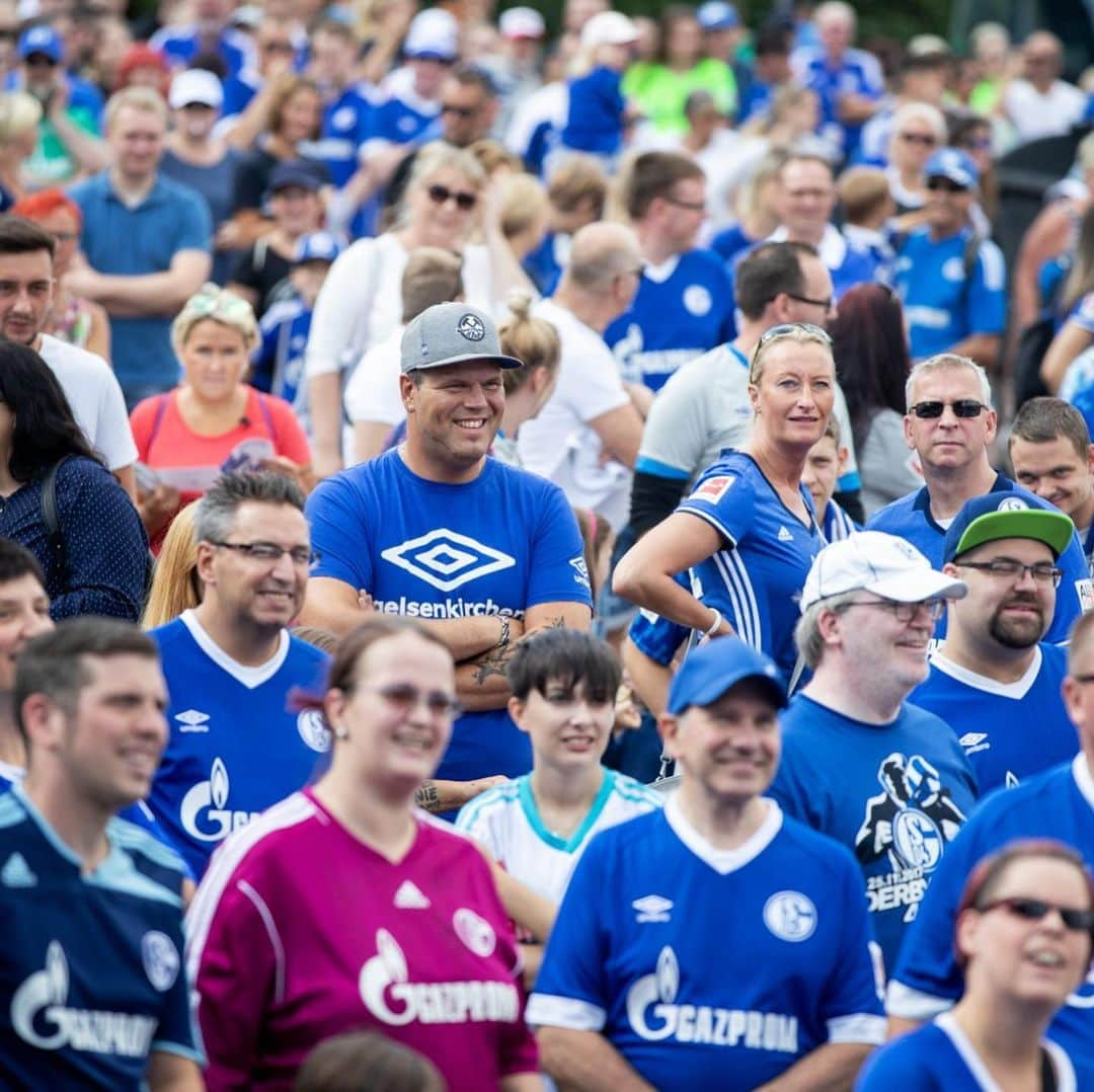 シャルケ04さんのインスタグラム写真 - (シャルケ04Instagram)「Auf in den #SchalkeTag 2019! 💙💙💙💙 . . Let the #SchalkeTag 2019 begin 💙💙💙💙 . . #S04 #Schalke #Knappen #Königsblau #Fans #Supporter #Season #Opening #Eröffnung #🔵⚪️ #Futbol #Football #Soccer」8月11日 19時29分 - s04