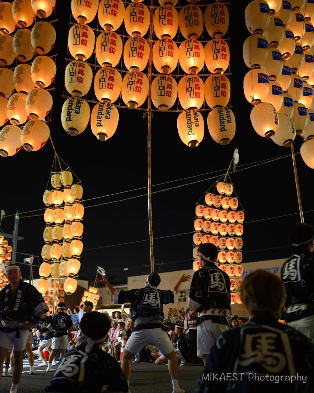 mikaestのインスタグラム：「Akita Kanto Festival 秋田竿燈まつり . 秋田竿燈まつりは初めて行ったのですが、 めちゃくちゃ楽しかったです!!! ドッコイショードッコイショーという掛け声と共に竿燈が目の前で上がる迫力が凄かったのと、街と観客が一体となるあたたかさを感じるお祭りでした。 . お祭りって…ハマりますね!!!😆 全国各地のお祭りを見に行きたくなりました。 . そして感じたのは…暗い中で動くお祭りだからなおさらなのですが、やはりレンズは明るさが正義だということ🙆‍♀️ . . Nikon Z7 NIKKOR Z 35mm f/1.8 S . #秋田竿燈まつり #タカラスタンダード #高品位ホーロー . #行くぜ東北 #夏の東北インスタキャンペーン #funfindtohoku #秋田 #TandDフォトコンテスト2019 #try #いきいきフォトコンテスト2019 .」