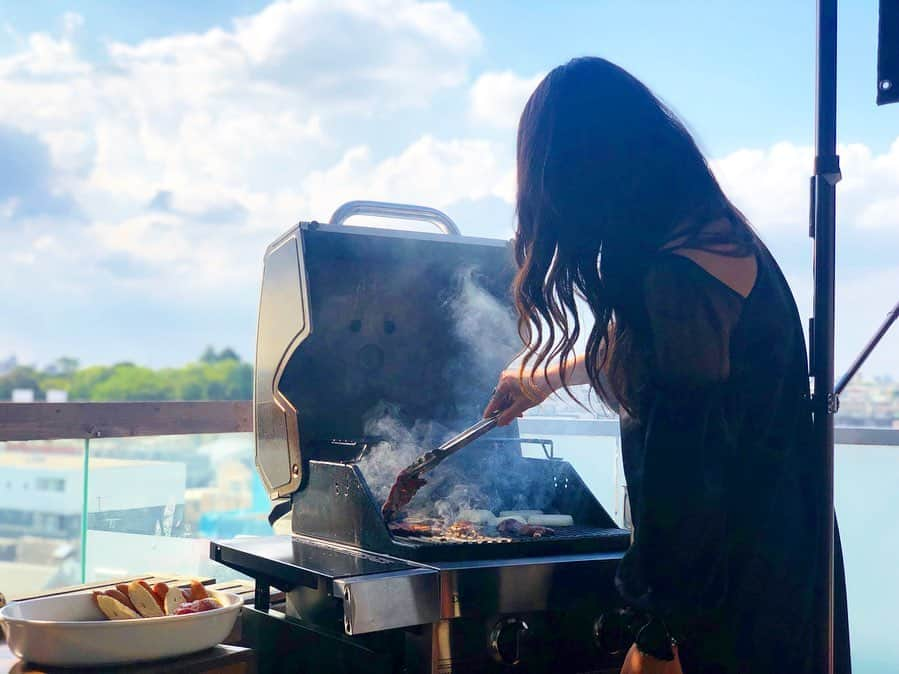 西上まなみさんのインスタグラム写真 - (西上まなみInstagram)「﻿ 今日はお仕事終わりに﻿ だいすきなお友達の誕生日🎂祝いで﻿ #BBQ 🍖してきてんっ✍🏻\❤︎/﻿ （ 女4人で 🚺✨ ）﻿ ﻿ やっぱ落ち着くし﻿ これが所謂 " chill " なるものかと﻿ しみじみ思いました🍕🍕🍕﻿ ﻿ ほんと何から何までありがとうやし、﻿ ほんまにほんまにお誕生日おめでと🎉💓﻿ ﻿ 久々に夏っぽいことできて﻿ 楽しかったなぁーっ😍😍😍﻿ ﻿ ﻿ ﻿ #もちろん私は焼いてるフリ﻿ #chill #使いたかっただけ﻿ #BBQに相応しくない格好﻿ #スペースあるのにいつも固まる﻿ ﻿ #スウィートインスタ #スウィートインスタガールズ #model #photooftheday #instagood #instafollow #followme #love #tagsforlikes #happy ﻿」8月11日 19時41分 - xxmanachalxx