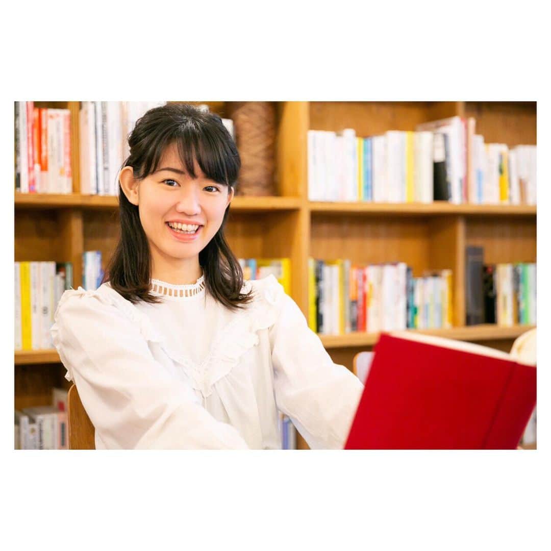 一木千洋のインスタグラム：「お礼にかえて、またあたらしいスタートを切るために ﻿ ﻿ このフォトエッセイ制作プロジェクトは、人生で生まれて初めてのクラウドファンディングで、たくさん準備して準備してもしたりないくらいで、緊張で胸が張り裂けそうになるくらいドキドキしながら始まったプロジェクトでした。﻿ 始まる前日の夜、一人になった時にふとたくさんの不安な気持ちが出てきてしまったけれど、蓋をあけてみたら全部みんながどこかへ吹き飛ばしてくれました。﻿ ﻿ 今まで応援してくれた方々に感謝の気持ちを込めて、そして何より、応援してくれるみんなととびっきりの作品を作ってそれを届けたいという思いはありましたが、まさかこんなにも多くの方に、あたたかい応援の言葉とともに参加していただけるなんて、すごくすごく感動しました。本当に多くの方が思いを寄せて活動を見守ってくれていたんだ、と深く感じました。﻿ ﻿ 私は、声優の中でもかなり特殊な存在だと思います。﻿ 声優さんが、自分でクラファンの企画を立ち上げてセルフプロデュースをしていることって、私がクラファンを始めた時はまだあまりありませんでした。﻿ クラファンが始まった時に、誰かが「いっきちゃんは先駆者だね」といってくれたのを今でもしっかり覚えていて、その言葉を思い出すと勇気が湧いてくるんです。﻿ ﻿ みんながいろんなことにチャレンジして、いろんな道を探している。もちろん私も。こういった私の活動が、道を探している誰かの力になればいいなって、今も変わらず思っています。 ﻿ ﻿ ﻿ 「夢への一歩が踏み出せない」「勇気が出ない」と、ずっとずっと自信のなかった私の心が、このクラウドファンディングに挑戦していく中で、みんなの応援の言葉やあたたかい気持ちに触れて、溶けてなくなっていきました。﻿ ﻿ ﻿ 今、こうして少し時間が経ってみて、この結果はわたしだけじゃなく、やっぱりみんなで成し遂げたことなんだって、応援してくれた人たちはみんな仲間なんだと心から感じます。﻿ ﻿ ﻿ 改めて、心強いご支援や応援のお言葉、プロジェクトの拡散、そしてクラファン会議に参加して0からプロジェクトを作ってくれたこと…本当にたくさんの愛情このプロジェクトにかたむけてくれて本当にありがとうございました！！ 心強い味方がいてくれる、そう思うと、これからも明るく前を向いて頑張っていけます。みんなからの応援は、かけがえのない私の宝物です。﻿ ﻿ ﻿ 募集期間が終わったら、製作期間がはじまります。﻿ 現在、少しずつリターンをお返ししながらフォトエッセイの制作にうつっています。﻿ ﻿ ﻿ ご支援してくださった方は、リターンが届くのを少しだけ待っていてくださいね！﻿ ﻿ 2019.8.11一木千洋﻿ ﻿ #クラウドファンディング #クラファン#クラファン挑戦中 #campfire #一木千洋 #フォトエッセイ #ライブ ﻿ #ソロライブ #イベント」