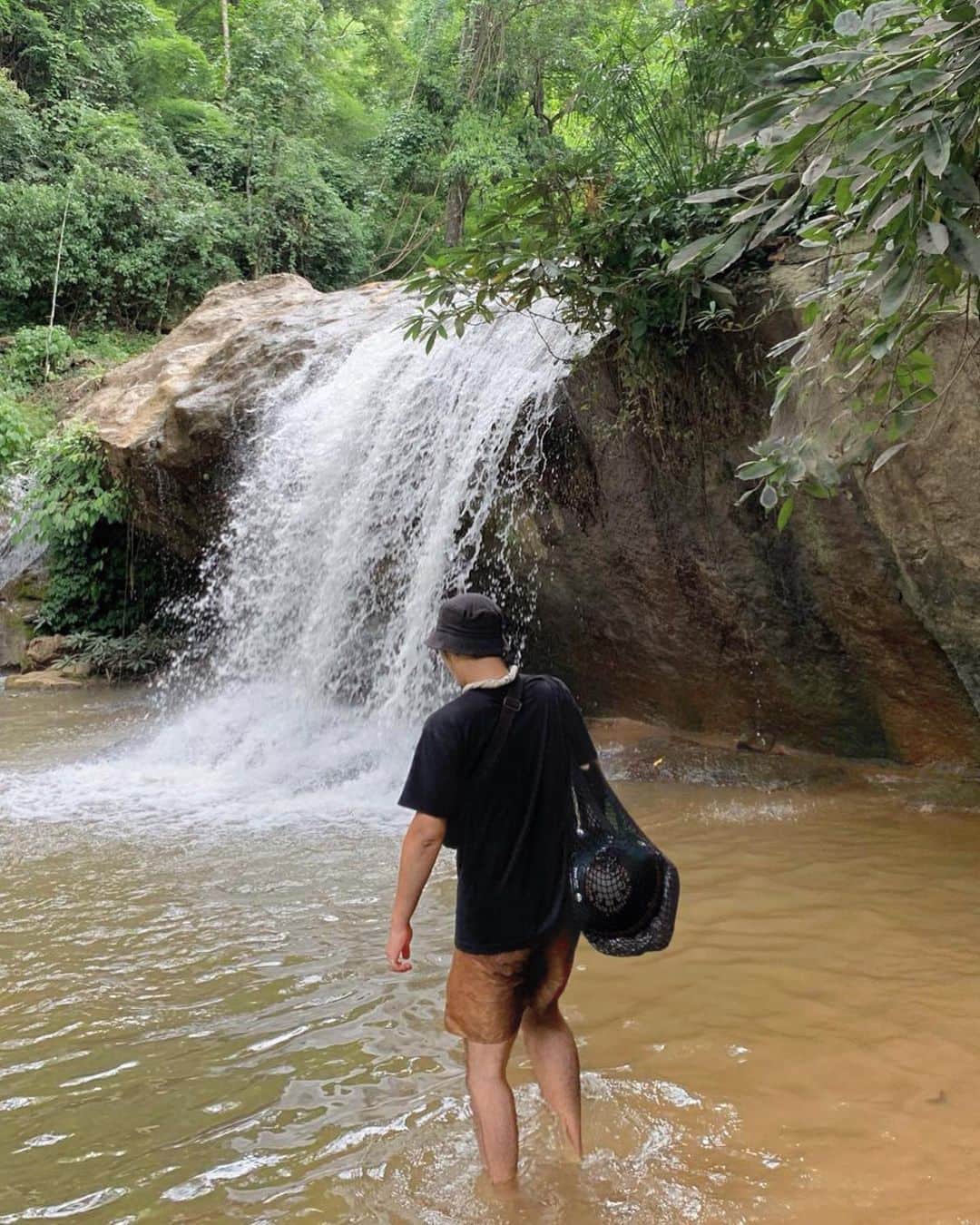 倉岡晋也のインスタグラム：「touched ✔︎ fresh air , deep waters sounds nature’s healing 滝の音 ひやりとした水 なんかの鳥の鳴き声がする 裸足になって大げさに深呼吸 #huaykaewwaterfall #倉岡旅の記録」