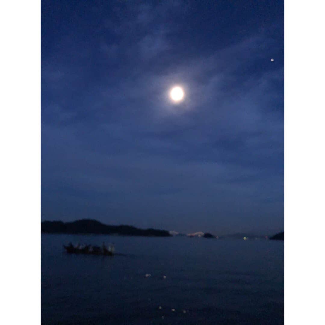 美甘子さんのインスタグラム写真 - (美甘子Instagram)「櫂伝馬の練習を、港に見に来ました。 月が綺麗で明るい。加工なし。 #宗方港 #櫂伝馬」8月11日 19時39分 - rekish_mikako