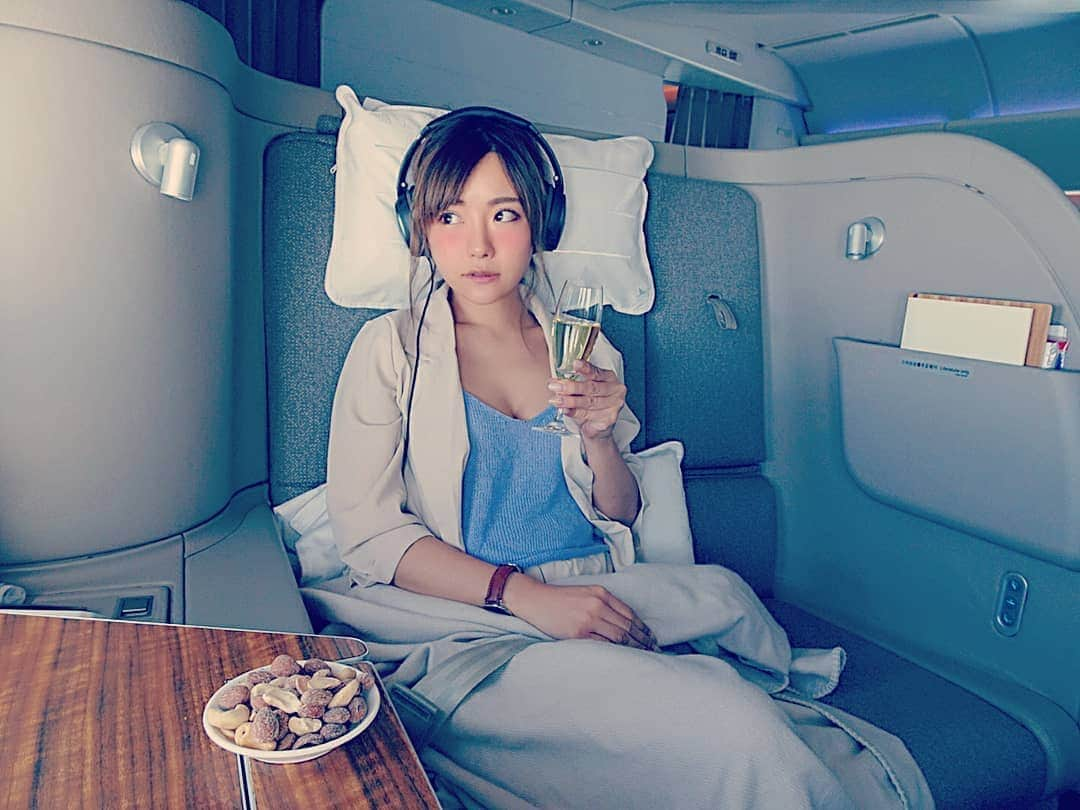 YuhKawasakiさんのインスタグラム写真 - (YuhKawasakiInstagram)「キャセイパシフィック航空のファーストクラス🥂 フランクフルト to 香港✈️ ファーストクラスって、搭乗時と降りる時に担当のCAさんが挨拶にくるんだけど、キャセイパシフィックは、飛行機のドアが空いた瞬間、挨拶する私を見ることもなく席を片付けだしたからワロタ(笑) さすがキャセイ(笑) . #4回目の世界一周 #ファーストクラスで世界一周 . #香港 #hongkong #キャセイパシフィック #機内食 #ファーストクラス #firstclass #ワンワールド #世界一周航空券 #旅 #海外旅行 #海外 #海外一人旅 #トランカー #旅スタグラム #旅スタグラマー #タビジョ #旅したくなるフォト #海外好きな人と繋がりたい #女一人旅  #旅行記録 #プロトラベラー #世界一周 #シャンパン#マイトリ #空港ラウンジ #ファーストクラスラウンジ #女子旅 #バックパッカー じゃないよ」8月11日 19時39分 - yuhkawasaki