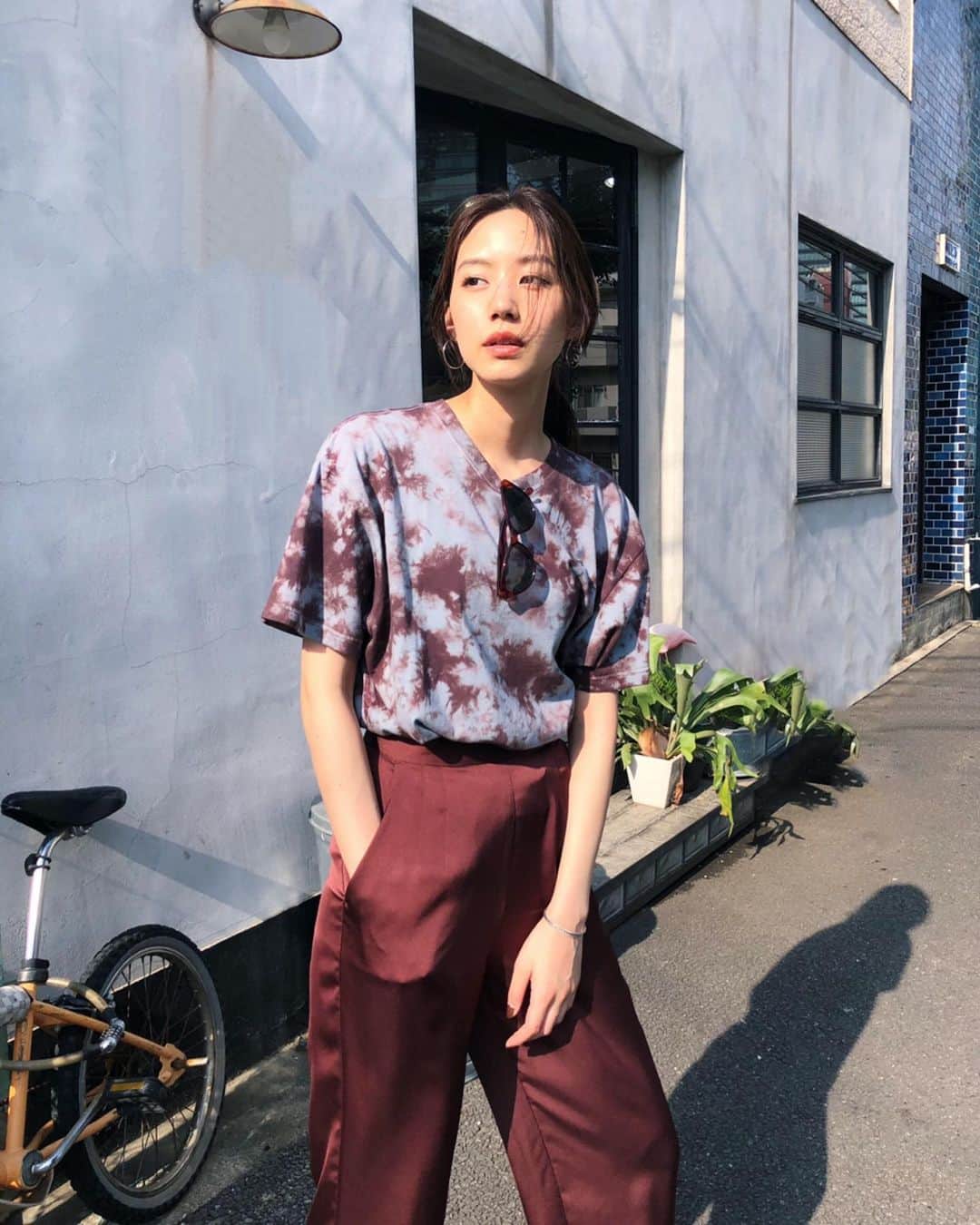 Shiho Sasakiのインスタグラム：「今日も日差しがじりじり🔥 タイダイTはひとつずつ染め上がりの色味が違うのも魅力ですよね🖌 皆さん3連休は何してるのかな💭 #MOUSSY#MOUSSYSNAP」