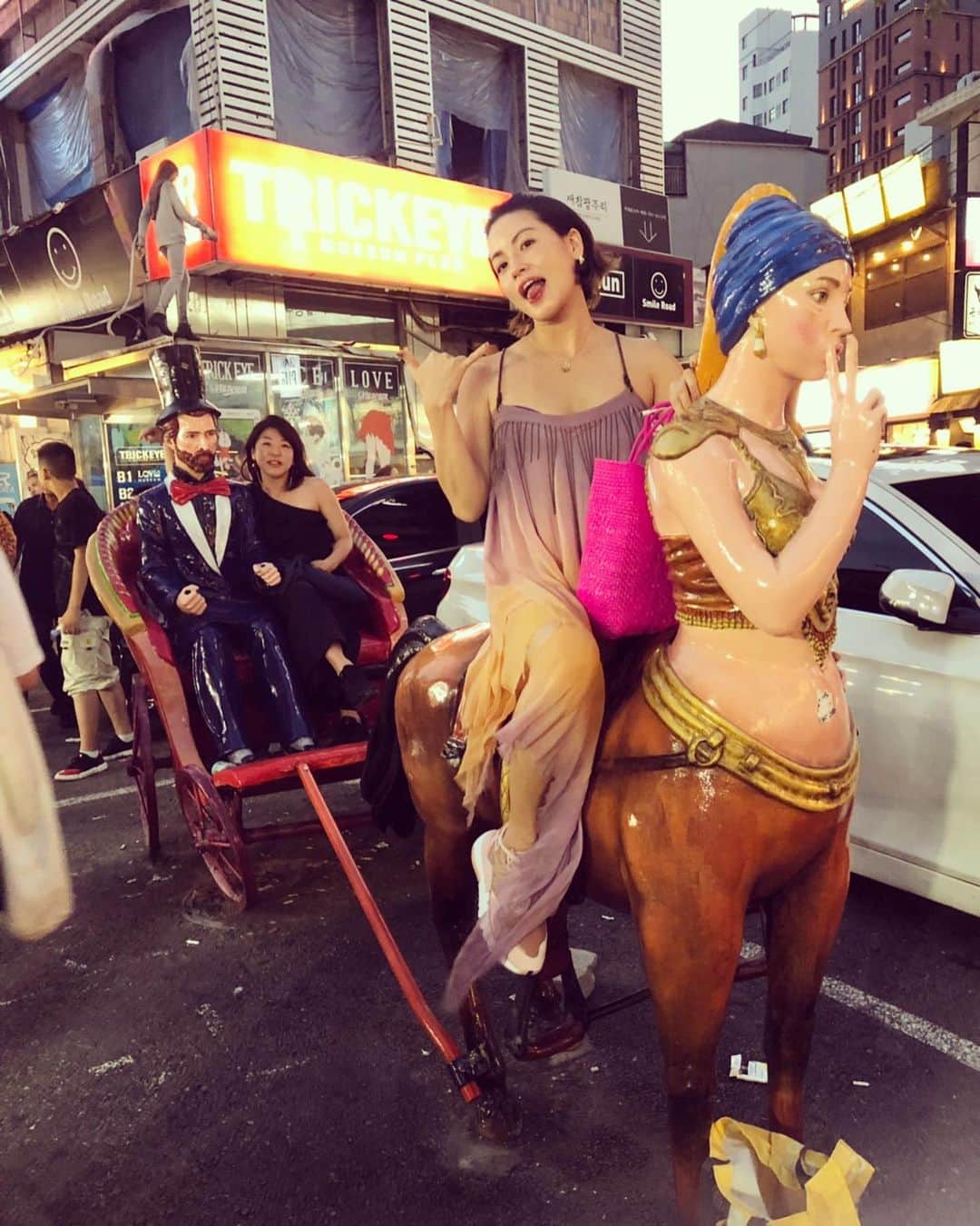 のインスタグラム：「突然現れた謎の🐴🧔🏻👩🏼‍🦱」