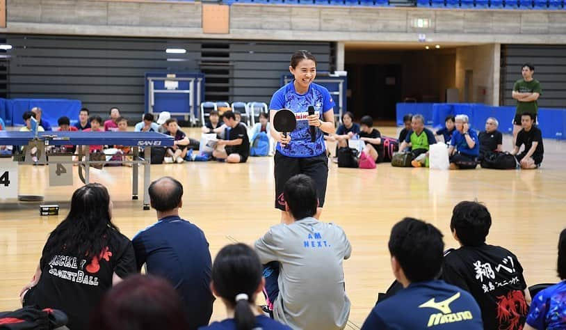 平野 早矢香さんのインスタグラム写真 - (平野 早矢香Instagram)「全国教職員卓球選手権大会🏓その1  大会が始まる前の木曜日、参加者の皆さんに向けての講習会をさせていただきました✨ 今回は試合を控える皆さんに対しての講習会でしたが、日頃は指導者として指導をされている方も多いということでQ&A方式で講習会をさせていただきました‼️ 日頃の講習会は来てくださった皆さんに向けて私発信の講習会になりますが、実際のところ皆さんの疑問に直接お答えできるこの形が、一番皆さんの今後に役立つベストな講習会の形ではないかと私は考えています👍  参加者の皆さんも積極的に日頃の疑問や質問を投げかけてくださり、とても充実した講習会になりました✨ ありがとうございました😊」8月11日 19時52分 - sayakahirano0324