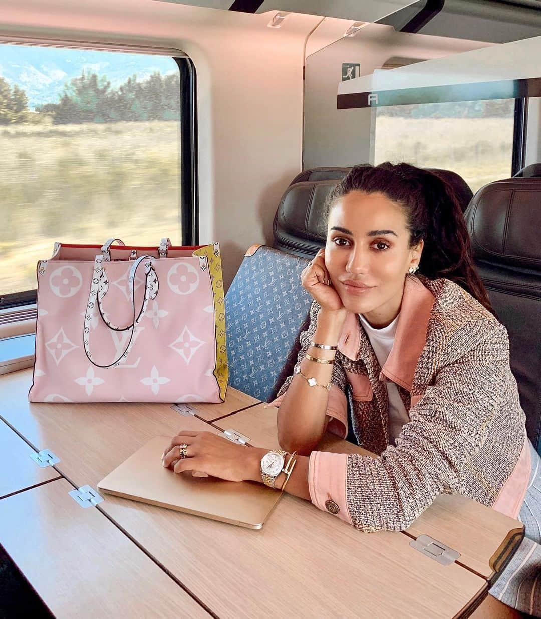 Tamara Kalinicさんのインスタグラム写真 - (Tamara KalinicInstagram)「Bye bye Amalfi, moving down to Sardinia as its time for a new Porto Cervo adventure. As always travelling with my @louisvuitton #LVonthego bag and #horizon55 *prgift」8月11日 19時53分 - tamara