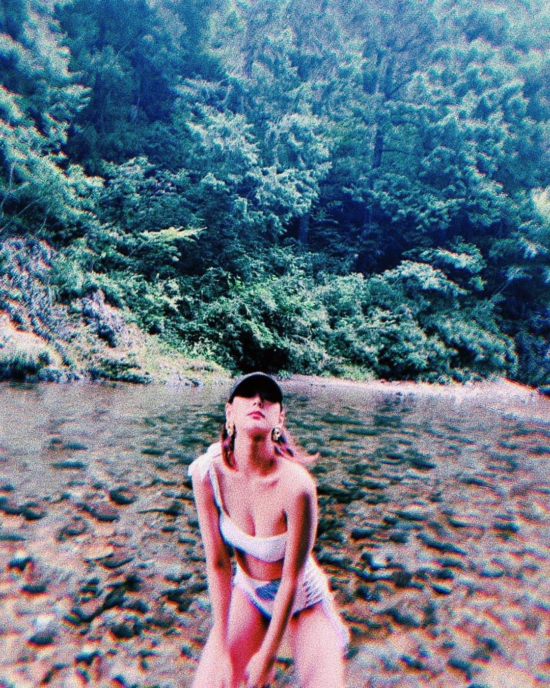 西内まりやさんのインスタグラム写真 - (西内まりやInstagram)「川の水が綺麗でお気に入りの場所。 どこかは秘密ー🤭 夏らしい事しましたか？」8月11日 19時54分 - mariya_nishiuchi_official