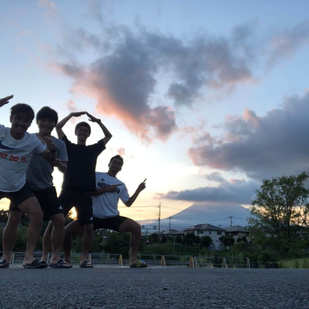 太田康介さんのインスタグラム写真 - (太田康介Instagram)「いよいよ明日で終わり！  たくろうが写真撮りたくてうずうずしてたからセンターに入れてあげました。  もう干からびてます。  #いよいよ明日で終わり #部屋の4人で富士山バック #先っちょ雲 #上村さん #富士山とポートレート #お疲れ様でした #キャンプ終わったら更新率 #減りますのでご了承ください」8月11日 19時55分 - kosukeota.7