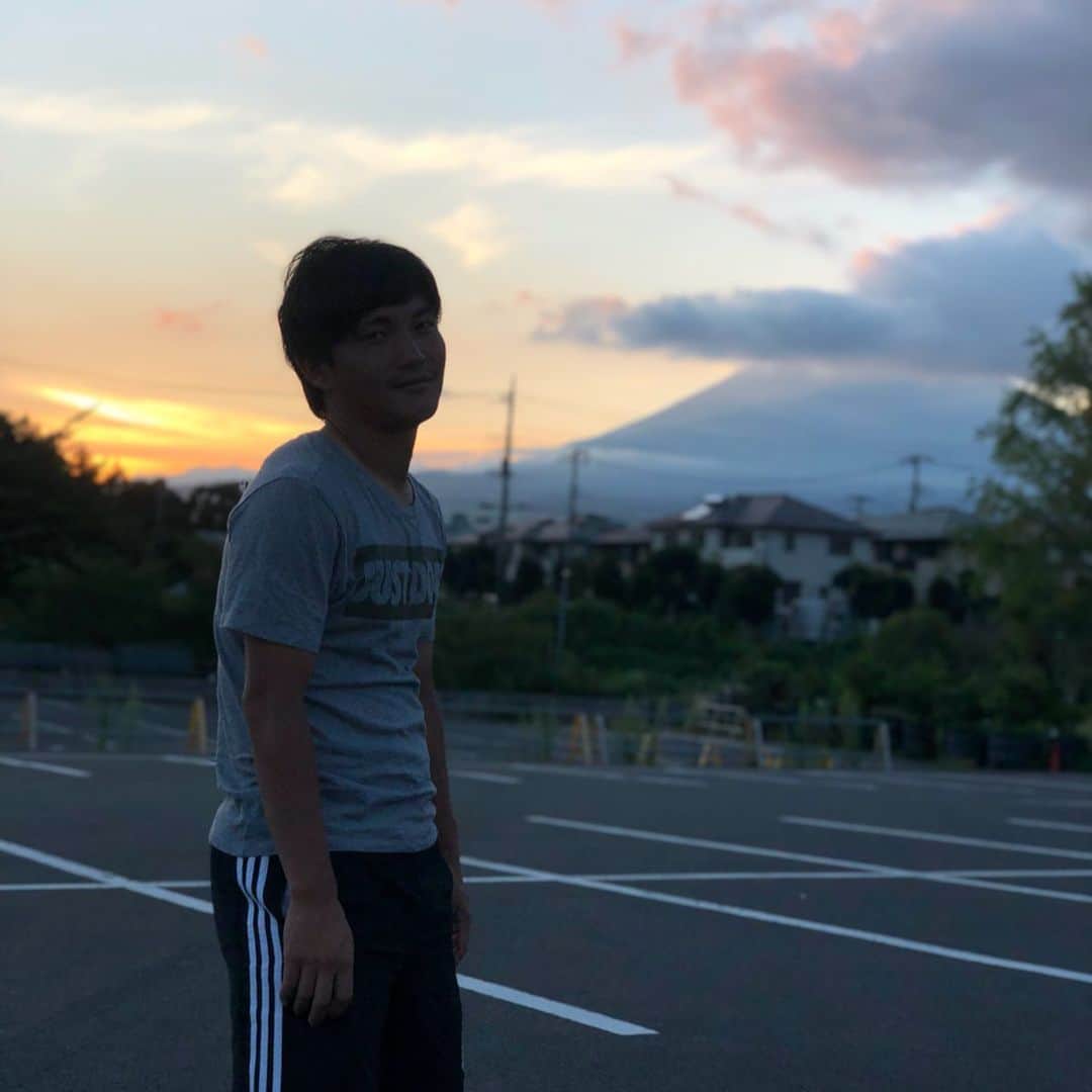 太田康介さんのインスタグラム写真 - (太田康介Instagram)「いよいよ明日で終わり！  たくろうが写真撮りたくてうずうずしてたからセンターに入れてあげました。  もう干からびてます。  #いよいよ明日で終わり #部屋の4人で富士山バック #先っちょ雲 #上村さん #富士山とポートレート #お疲れ様でした #キャンプ終わったら更新率 #減りますのでご了承ください」8月11日 19時55分 - kosukeota.7