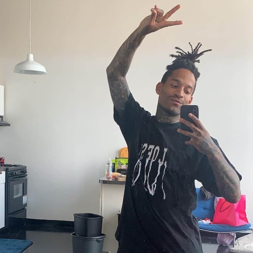 山本里美のインスタグラム：「He wears a limifeu tee🙏🖤✌️ #thefever333 #limifeu」