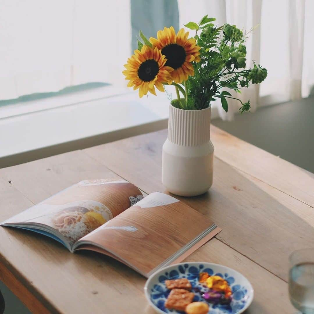 北欧、暮らしの道具店さんのインスタグラム写真 - (北欧、暮らしの道具店Instagram)「お花屋さんで買ってきたヒマワリを飾って、夏のインテリアに🌻 . - - - - - - - - - - - - 一輪挿しから枝ものまでOK！ 当店オリジナルの「フラワーベース」。 . 素材はなめらかで艶のある白磁製。 ガラス素材だとついつい気になってしまう、 水アカやくもりなど、 汚れが目立たないのも嬉しいポイントです。 . 季節ごとにお花を飾るだけで、 いつものお部屋がぐっと素敵になりますよ◎ . - - - - - - - - - - - - 「花との暮らし、はじめよう」一輪から枝ものまで上手に飾れるフラワーベース/KURASHI&Trips PUBLISHING . ▶️お買いものはプロフィールのリンクからどうぞ→@hokuoh_kurashi ・ ▶「北欧、暮らしの道具店」夏季休業のお知らせ . ＜休業期間＞ 8/10(土)〜8/15(木) .  ご注文はお休み期間中も受け付けておりますが、商品の発送やお問い合わせへのご回答は8/16(金)以降となりますのでご了承くださいませ。 . #interior#interiors#homedecor#instahome#green#KURASHIandTripsPUBLISHING#フラワーベース#前田有紀 さん#花器#お花#向日葵#ヒマワリ#フラワー#グリーン#グリーンのある暮らし#グリーンインテリア#一輪挿し#ブーケ#シンプルライフ#暮らしを楽しむ#日々の暮らし#北欧#暮らし#北欧暮らしの道具店」8月11日 20時00分 - hokuoh_kurashi